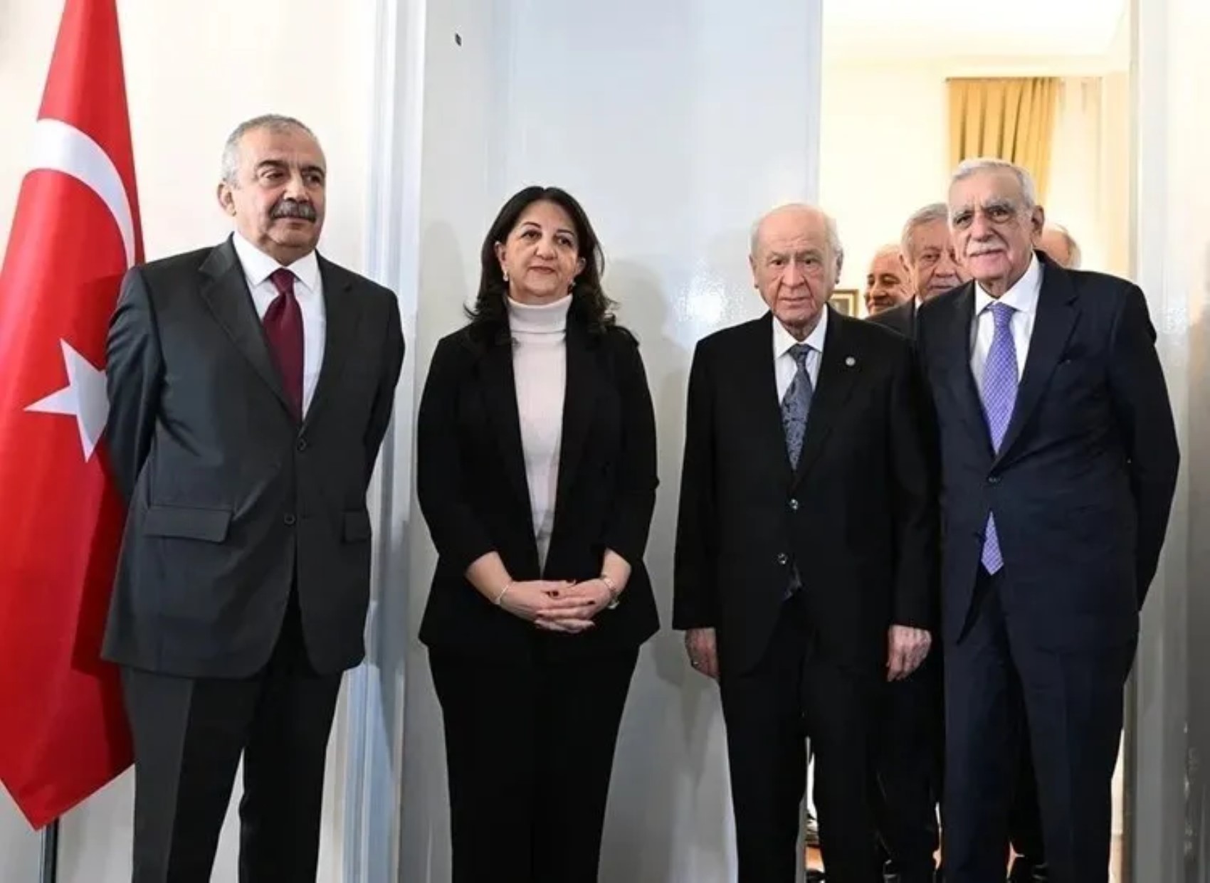 İktidar medyasından Öcalan'a övgüler devam ediyor: İkinci görüşme öncesi yeni kulis... DEM ve Öcalan arasında çatlak iddiası