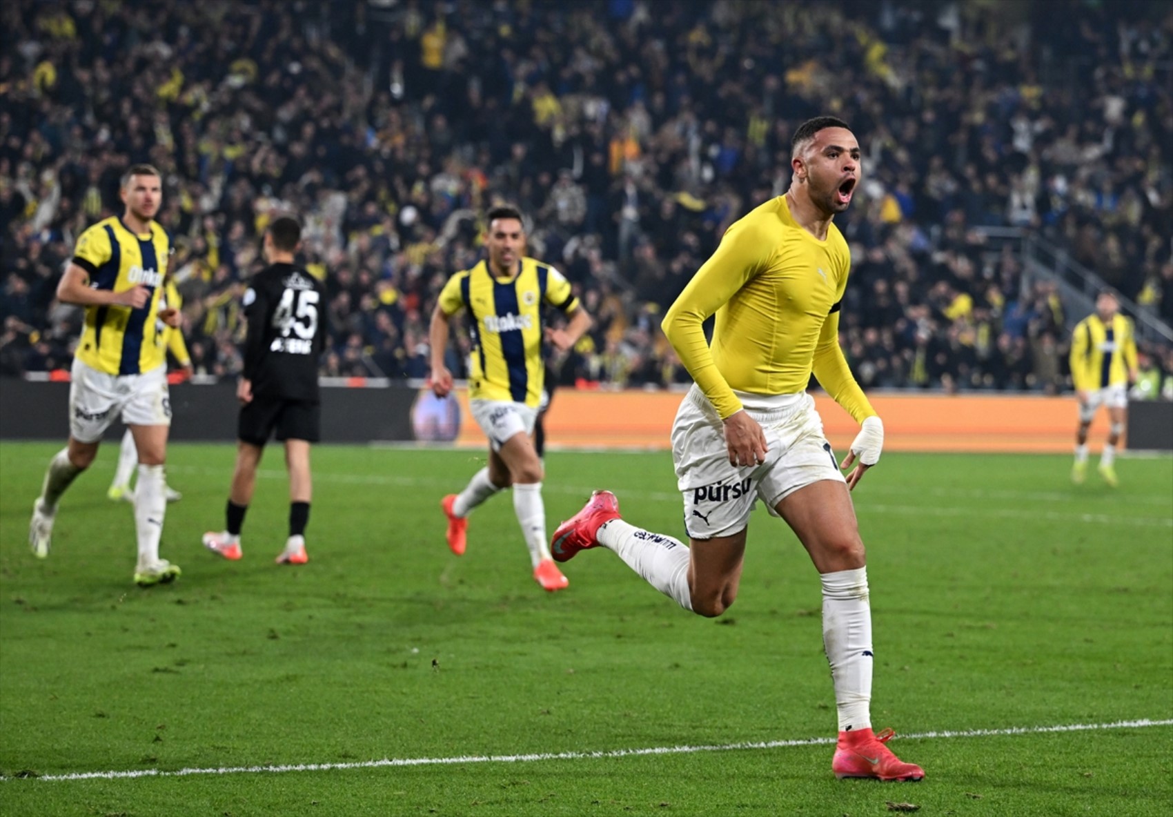 Galatasaray'dan Fenerbahçe maçına sert tepki: MHK ve VAR'a eleştiri yağdı