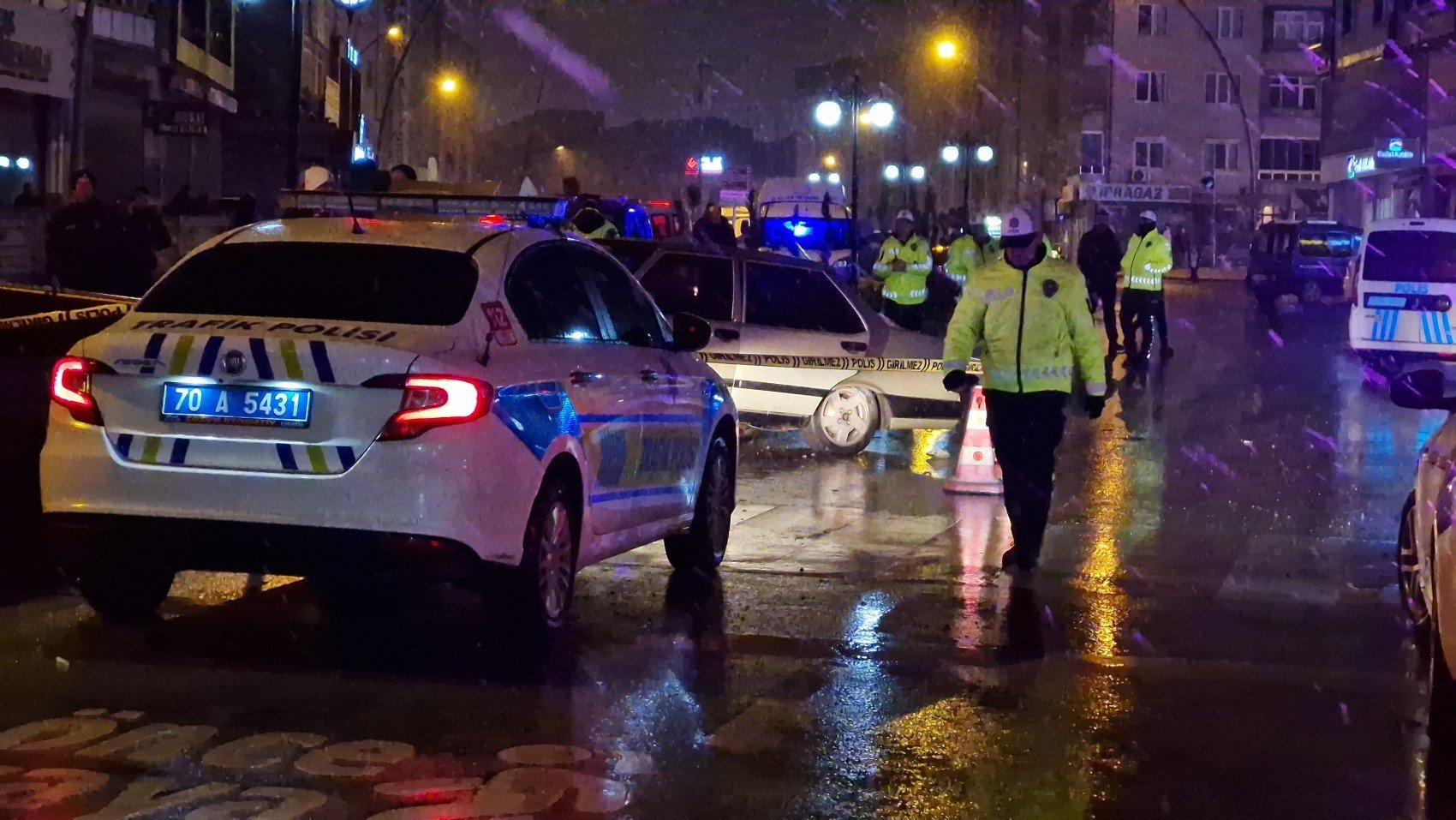 Alkollü sürücü, bindirildiği ekip otosunda silahla kendini vurdu