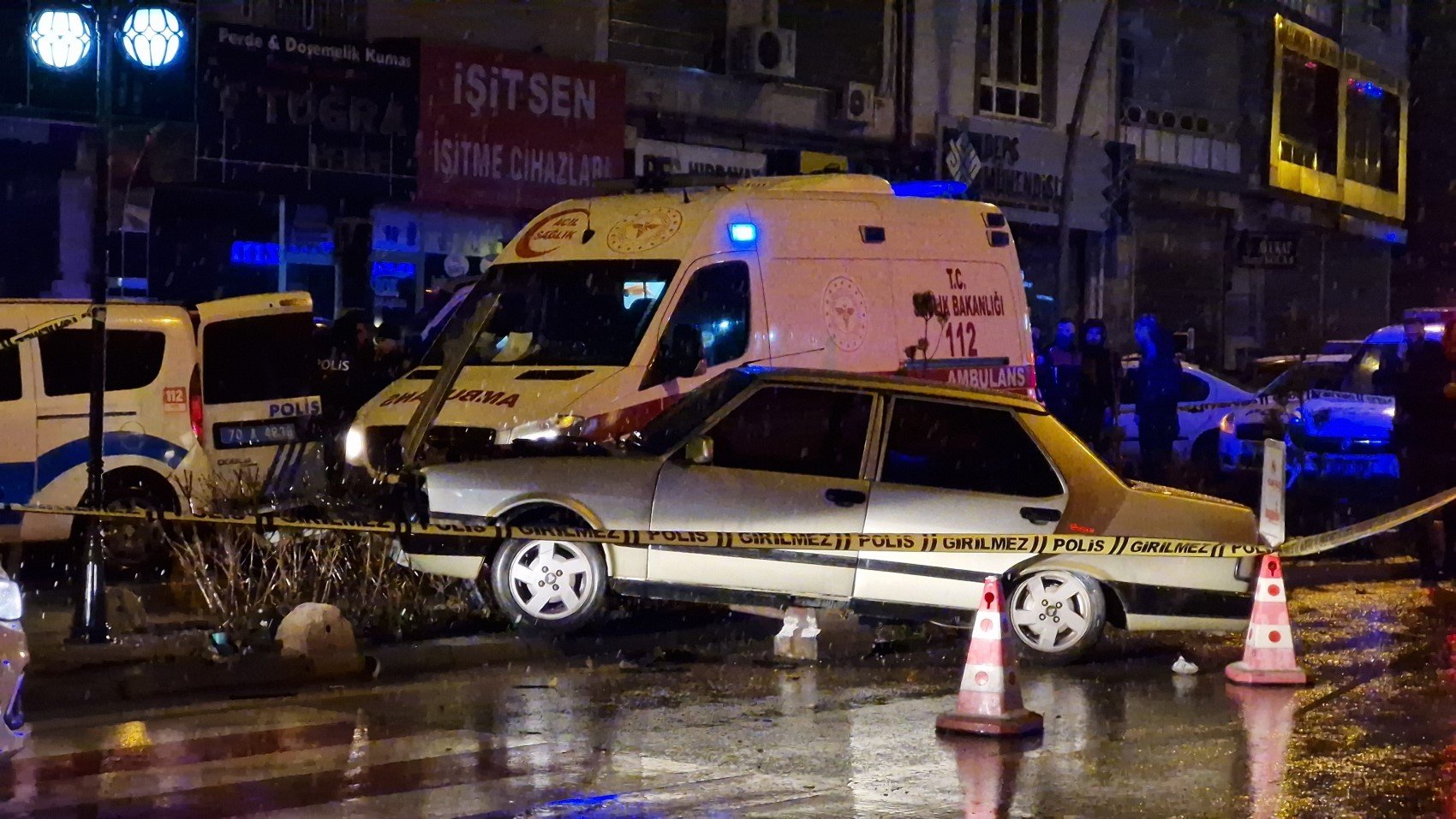 Alkollü sürücü, bindirildiği ekip otosunda silahla kendini vurdu