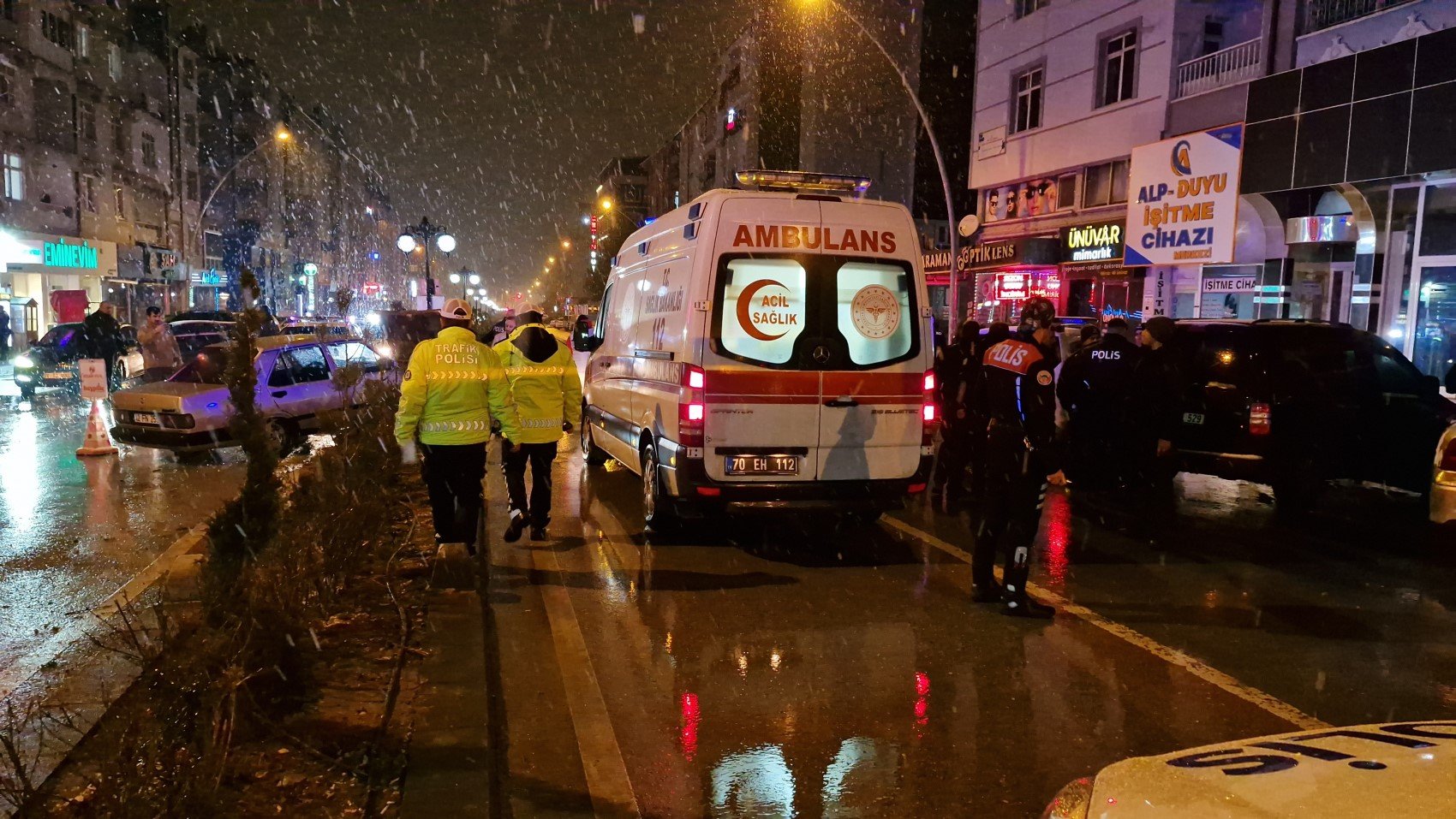 Alkollü sürücü, bindirildiği ekip otosunda silahla kendini vurdu