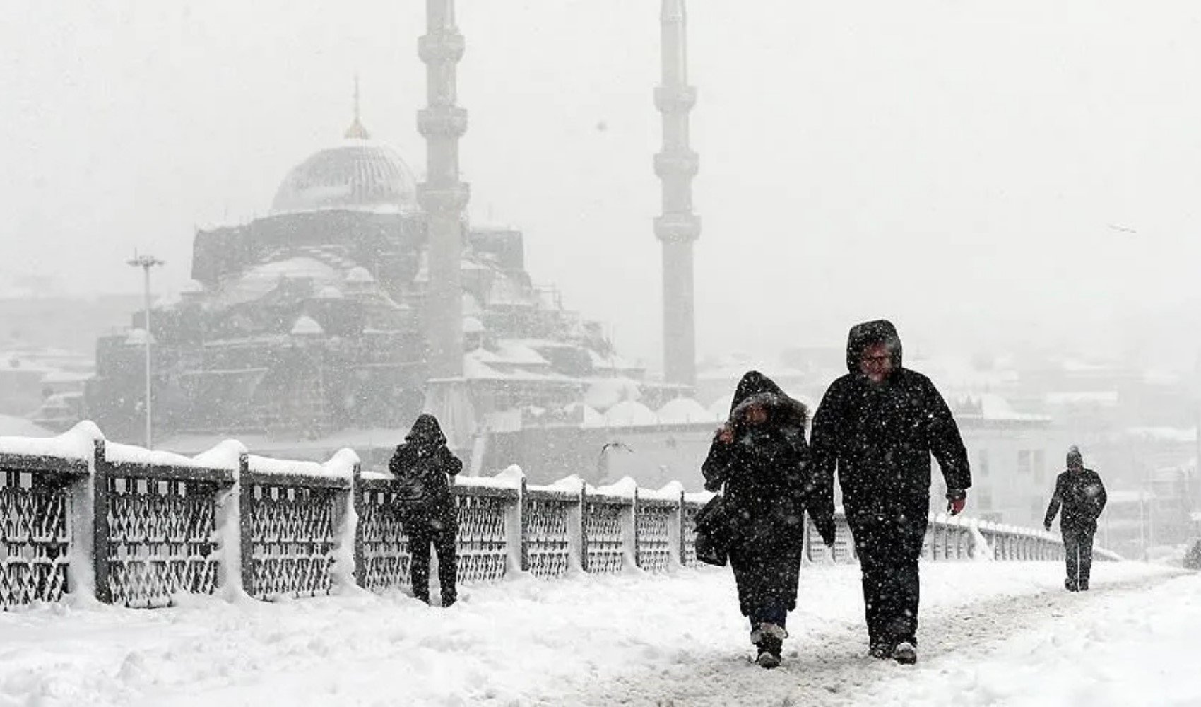 Tüm İstanbul bu kararı bekliyor: Cuma günü okullar tatil mi? Vali açıkladı