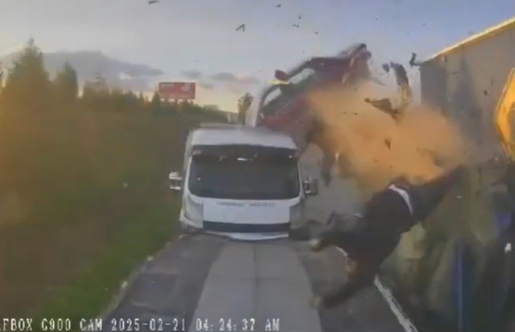 Guidatore ubriaco si schianta contro un carro attrezzi in sosta