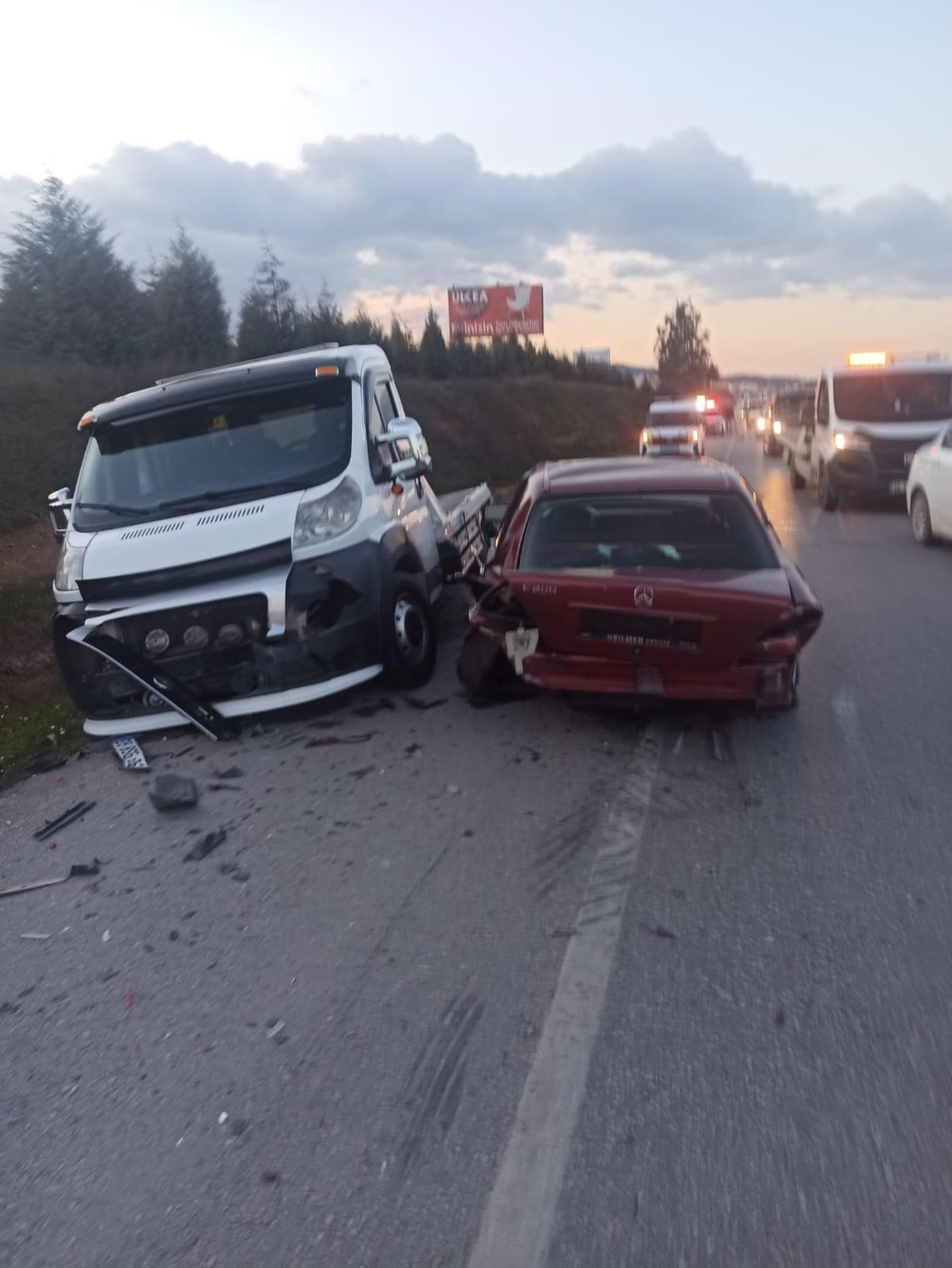Guidatore ubriaco si schianta contro un carro attrezzi in sosta