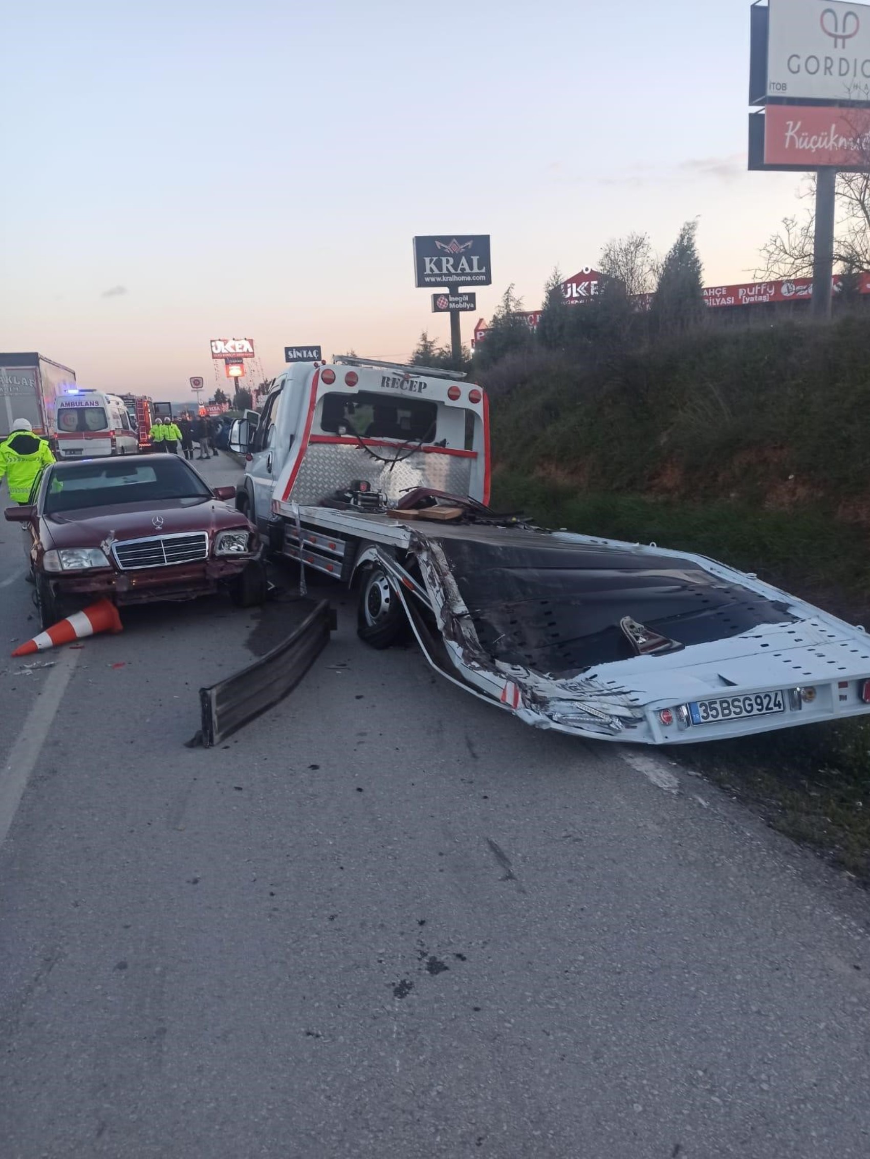 Guidatore ubriaco si schianta contro un carro attrezzi in sosta