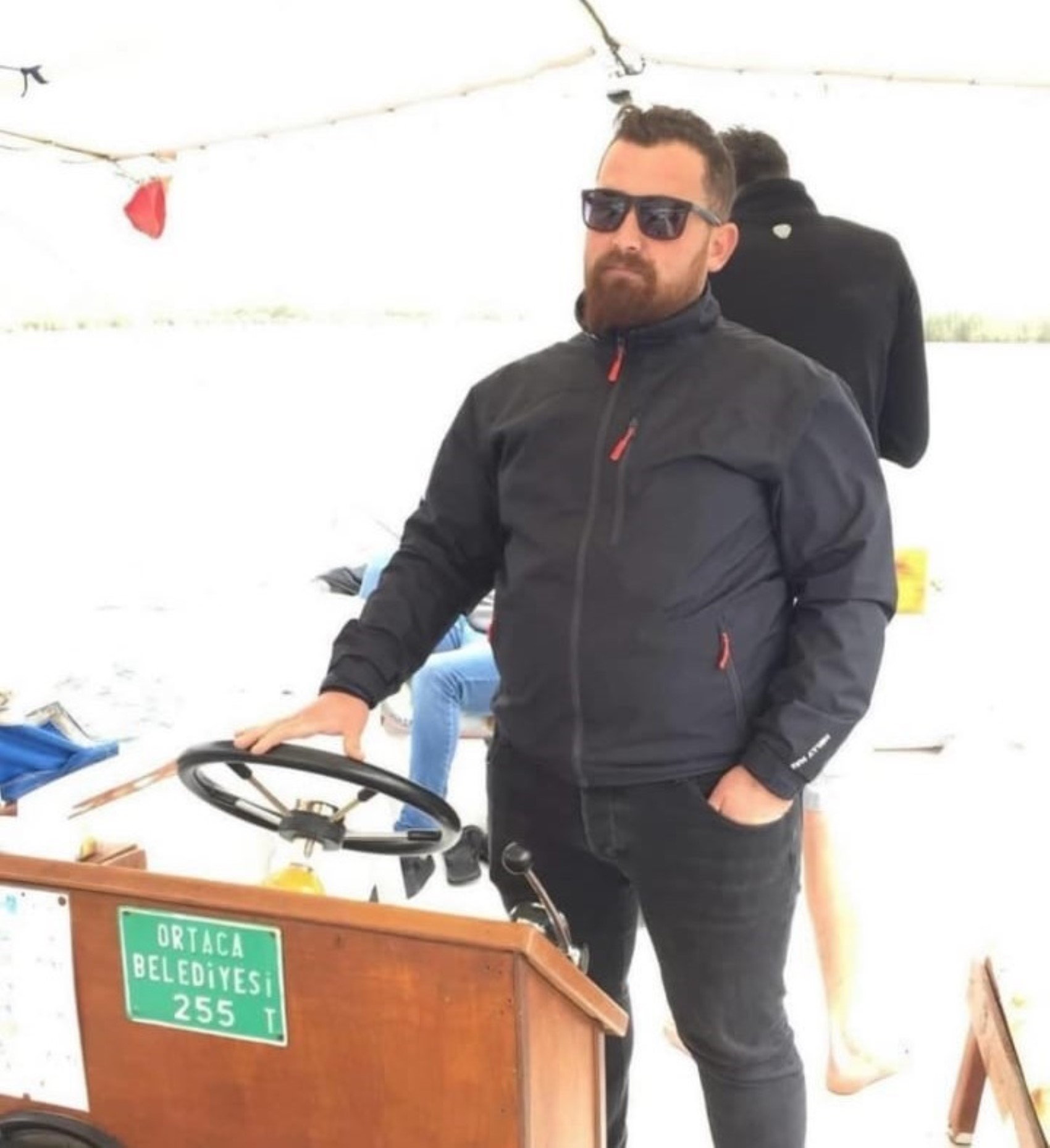 Guidatore ubriaco si schianta contro un carro attrezzi in sosta
