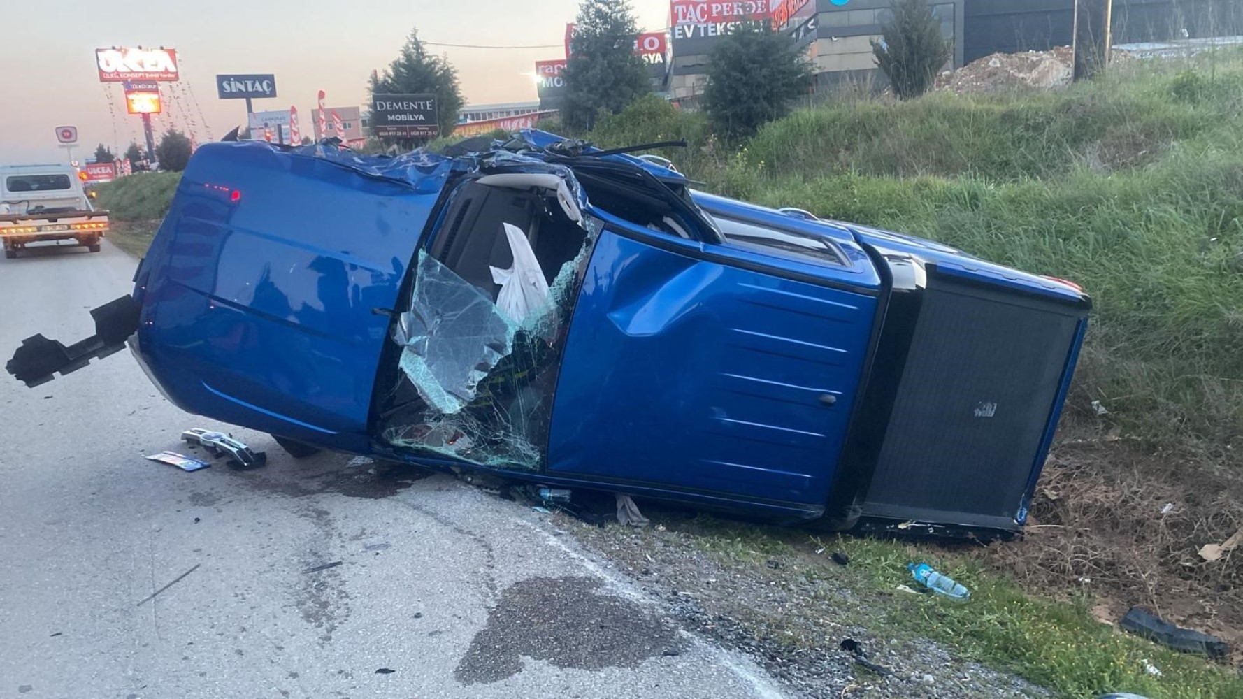 Guidatore ubriaco si schianta contro un carro attrezzi in sosta