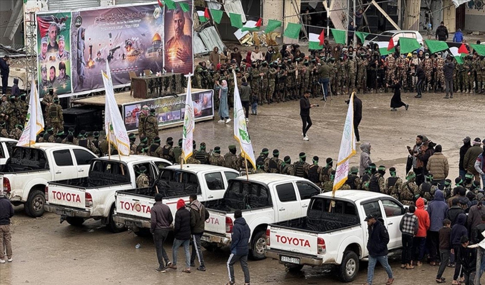 Gazze'deki esir takasında son durum: İsrailli rehine serbest bırakılmadan önce Hamas savaşçılarını alnından öptü