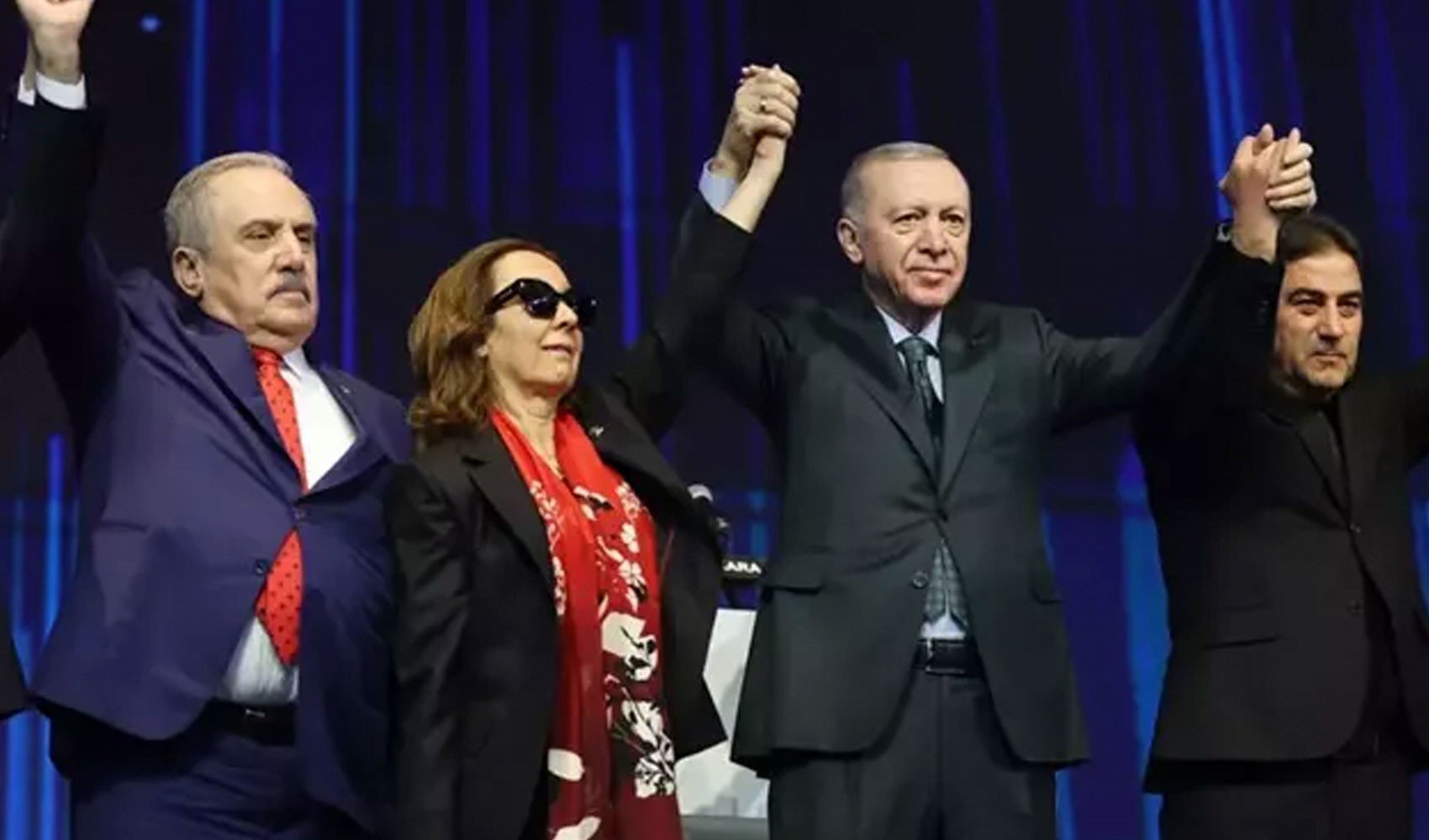 Rozetlerini Erdoğan taktı: 3 milletvekili resmen AKP'ye katıldı!