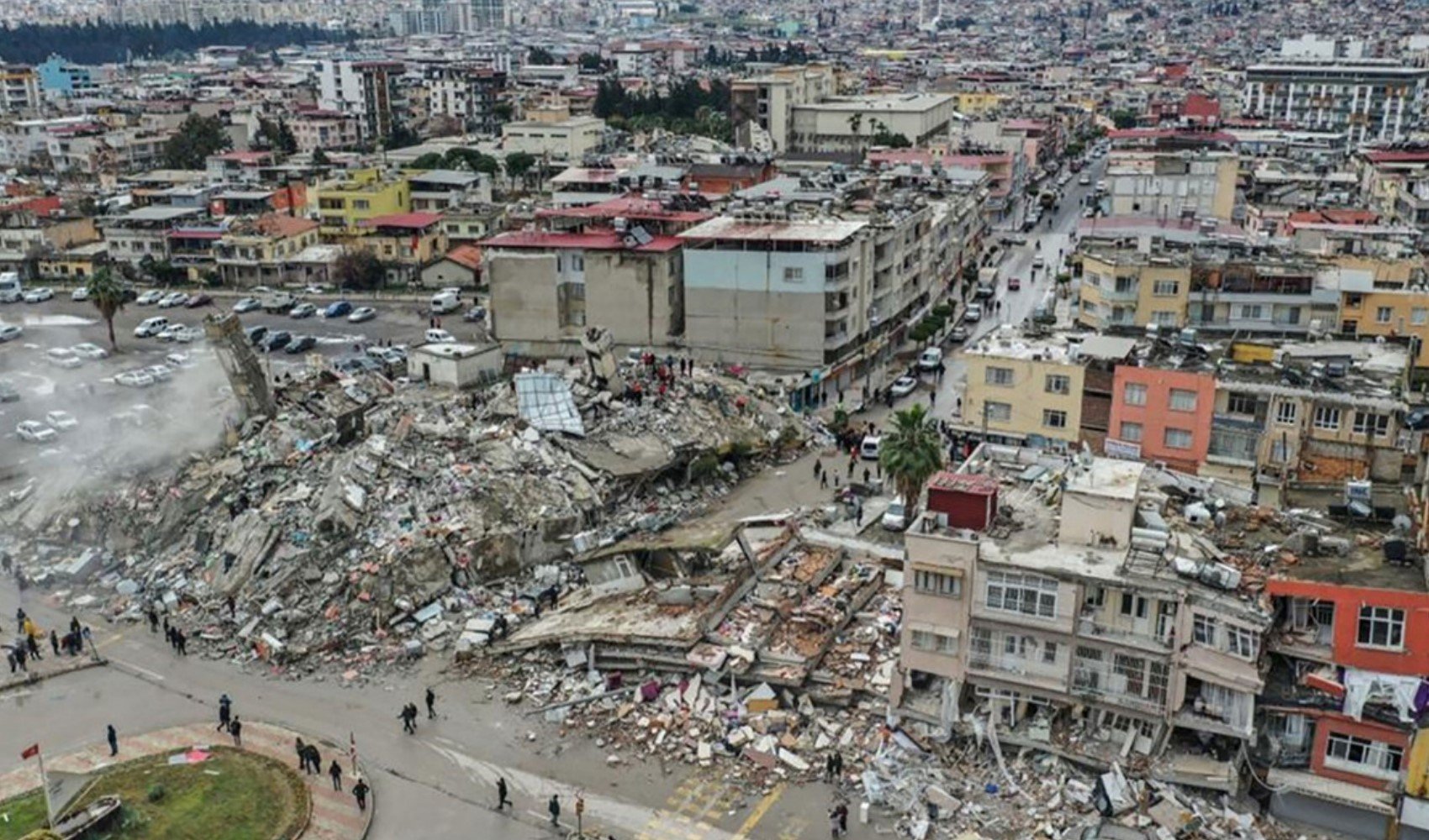 Depremzededen bitmeyen konutların aidatını toplamışlar!