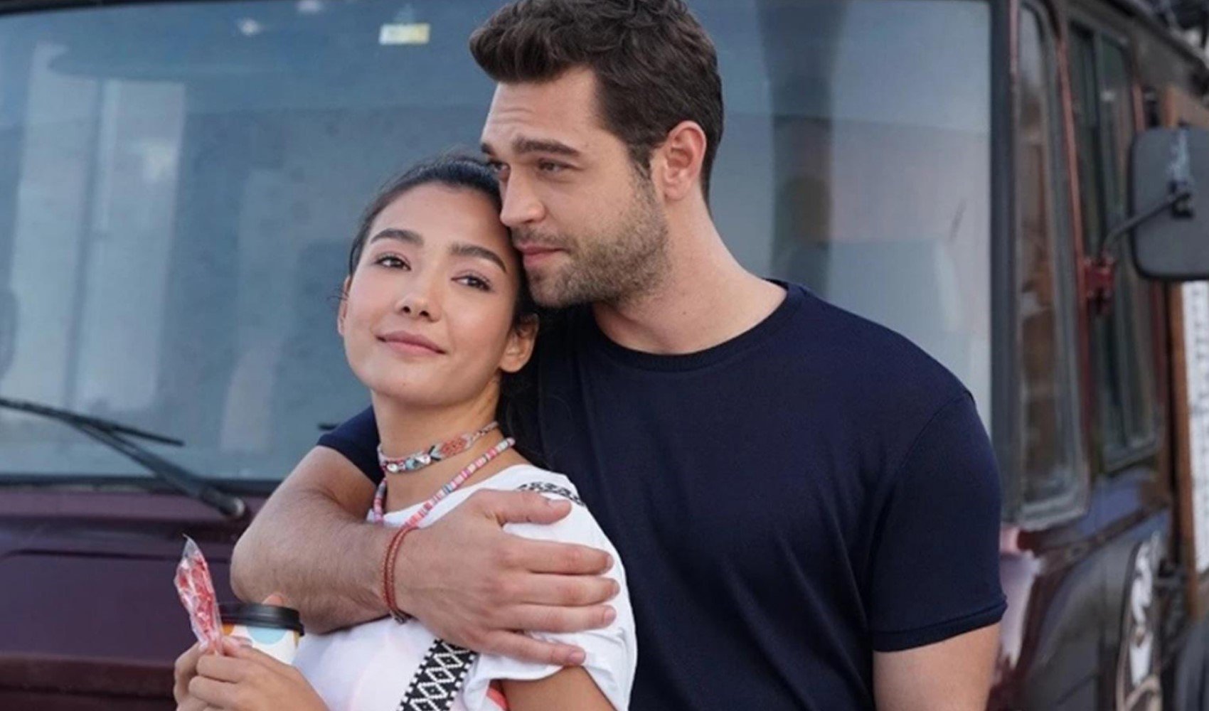 Aybüke Pusat’a sevgilisi Furkan Andıç’tan sürpriz