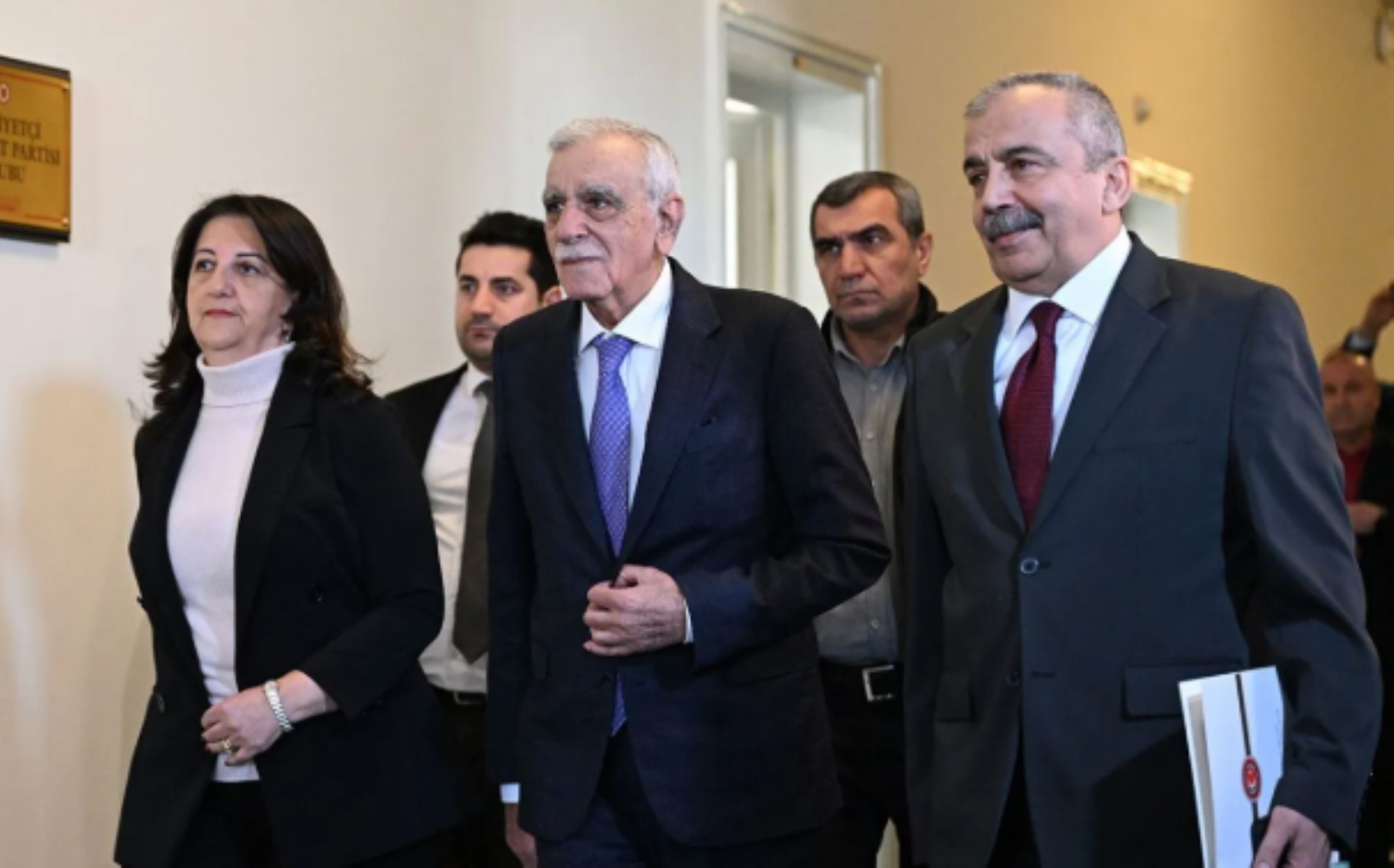 Era stato lanciato un appello al disarmo: ipotesi congresso nell'organizzazione terroristica! Öcalan e la nuova costituzione...