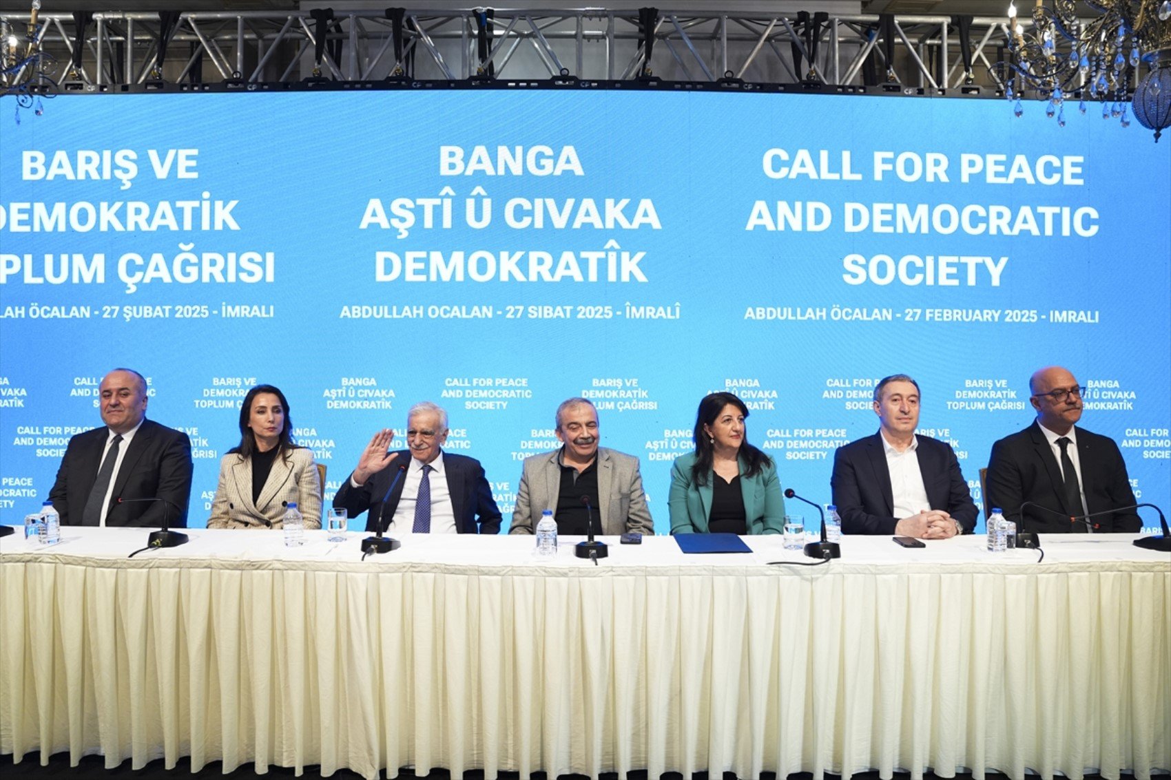 Terör örgütü elebaşı Öcalan'ın yaptığı çağrıda dikkat çekmişlerdi: Fotoğrafta yer alan 3 ismin kim olduğu ortaya çıktı