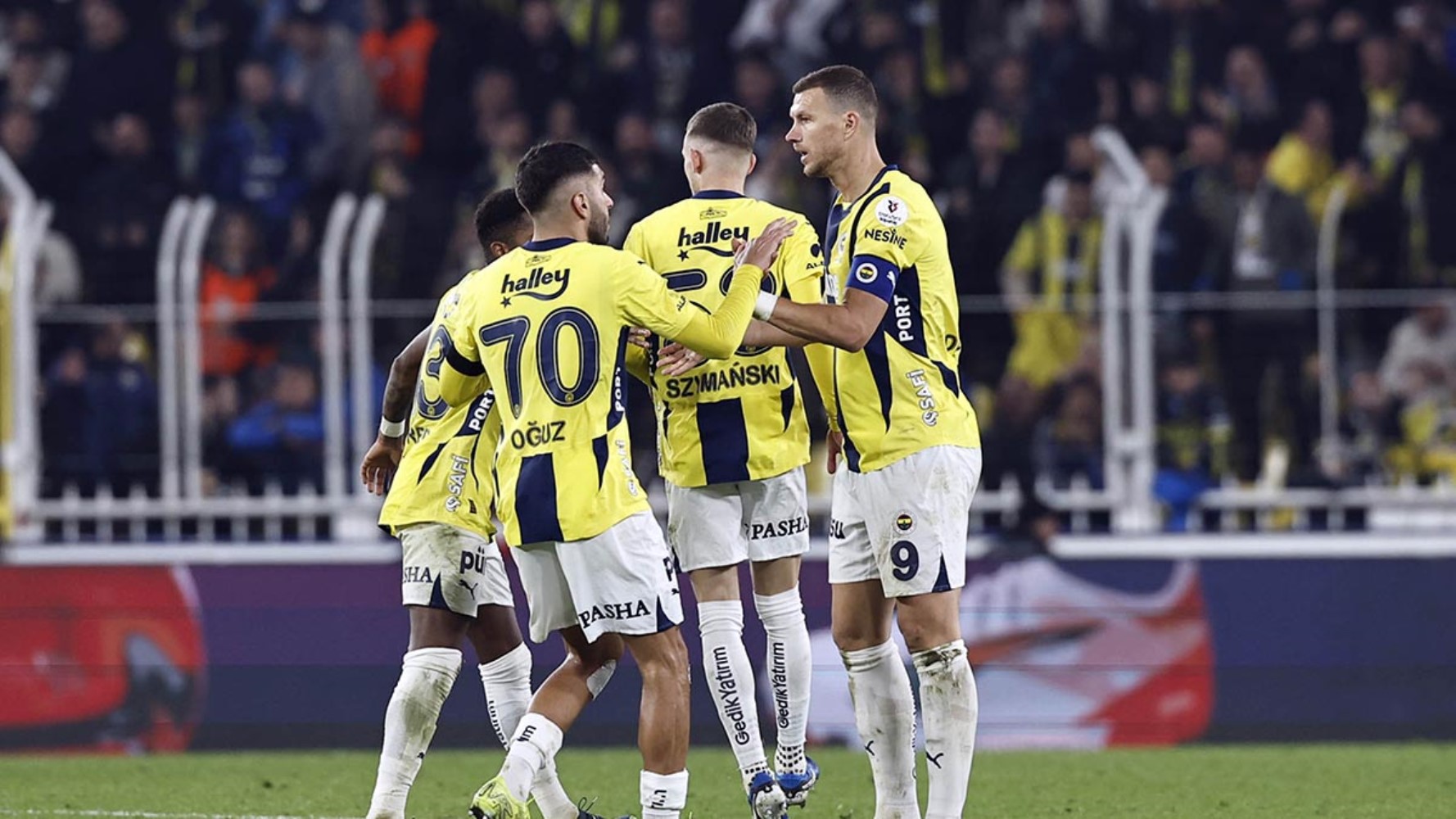 Fenerbahçe - Çaykur Rizespor maçından sonra Mert Hakan Yandaş ve Samet Akaydin arasında kavga! Eski takım arkadaşları birbirine giriyordu...