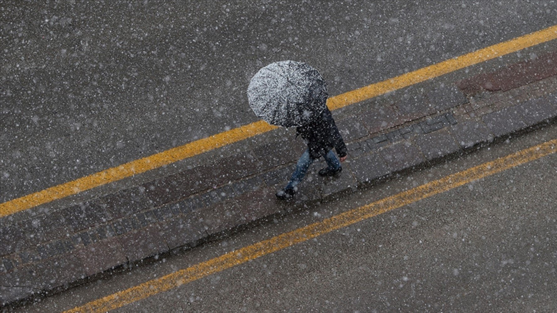 Hava sıcaklığı 10 derece birden düşecek: Meteoroloji'den İstanbul dahil çok sayıda kente kar yağışı uyarısı! İşte il il 4 Şubat Salı hava durumu...