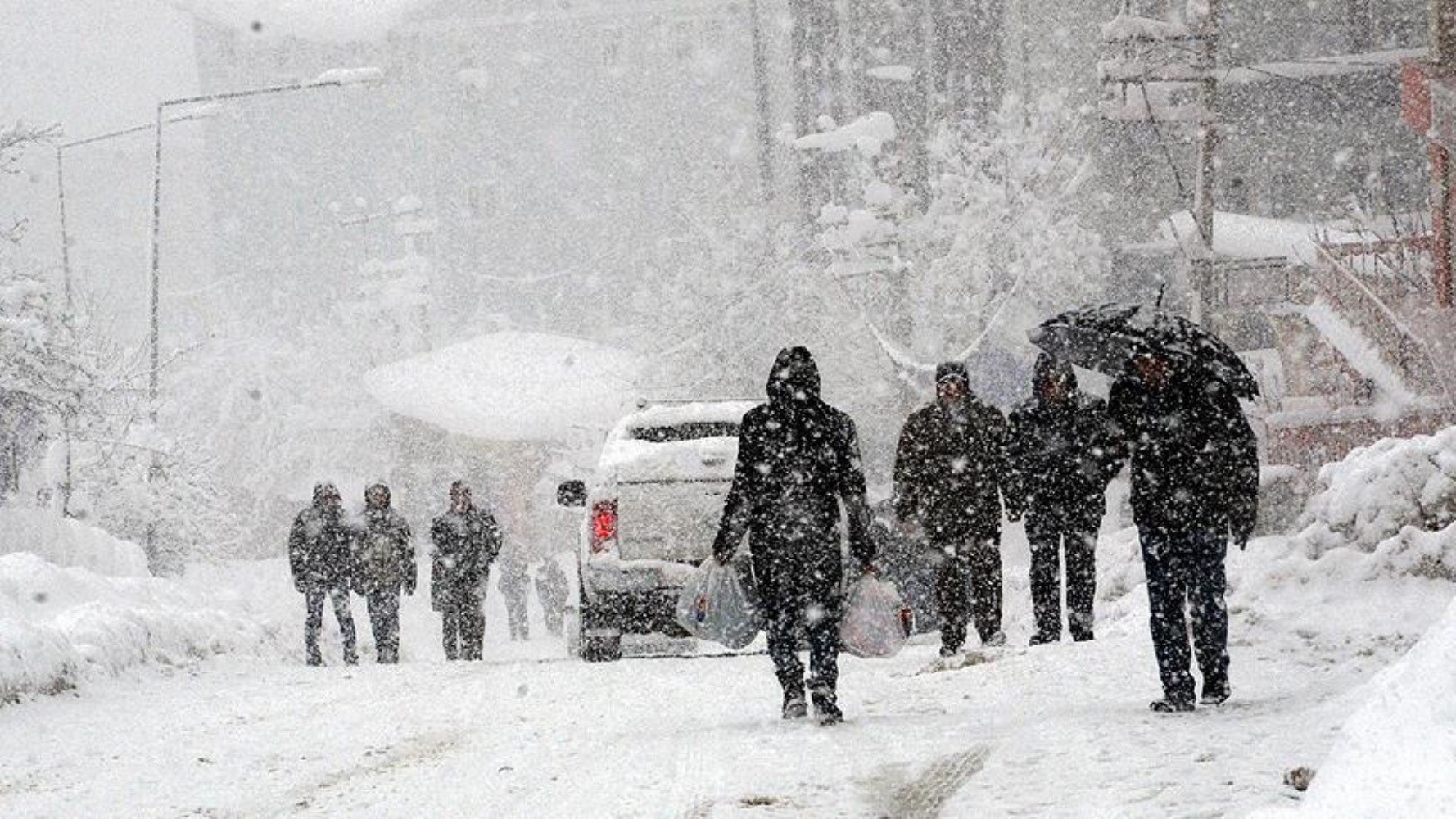 Hava sıcaklığı 10 derece birden düşecek: Meteoroloji'den İstanbul dahil çok sayıda kente kar yağışı uyarısı! İşte il il 4 Şubat Salı hava durumu...