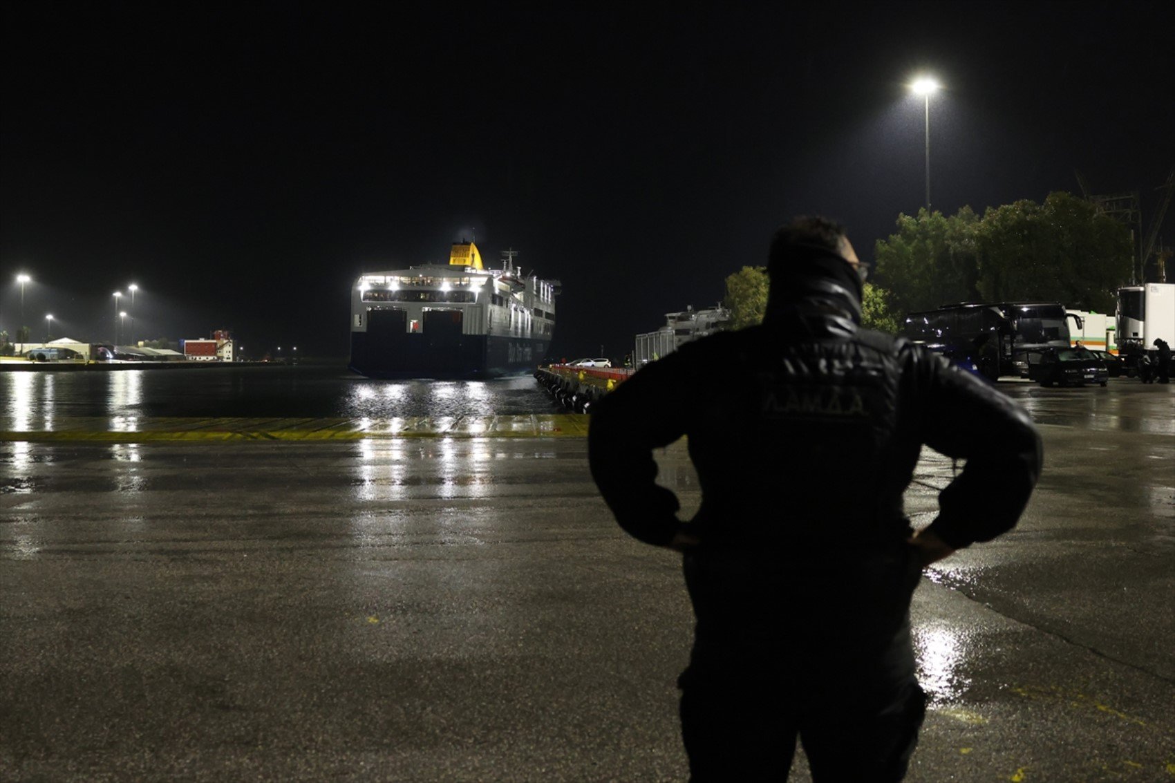 Ege Denizi'nde deprem fırtınası korkutuyor! Ek feribot ve uçak seferleri düzenlendi