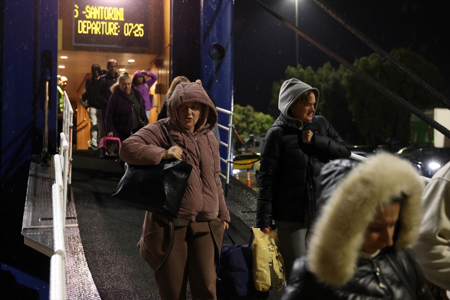 Ege Denizi'nde deprem fırtınası korkutuyor! Ek feribot ve uçak seferleri düzenlendi