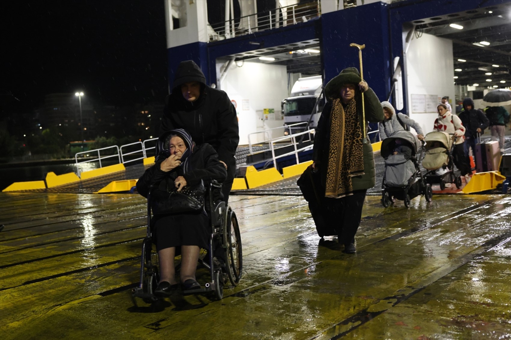 Ege Denizi'nde deprem fırtınası korkutuyor! Ek feribot ve uçak seferleri düzenlendi