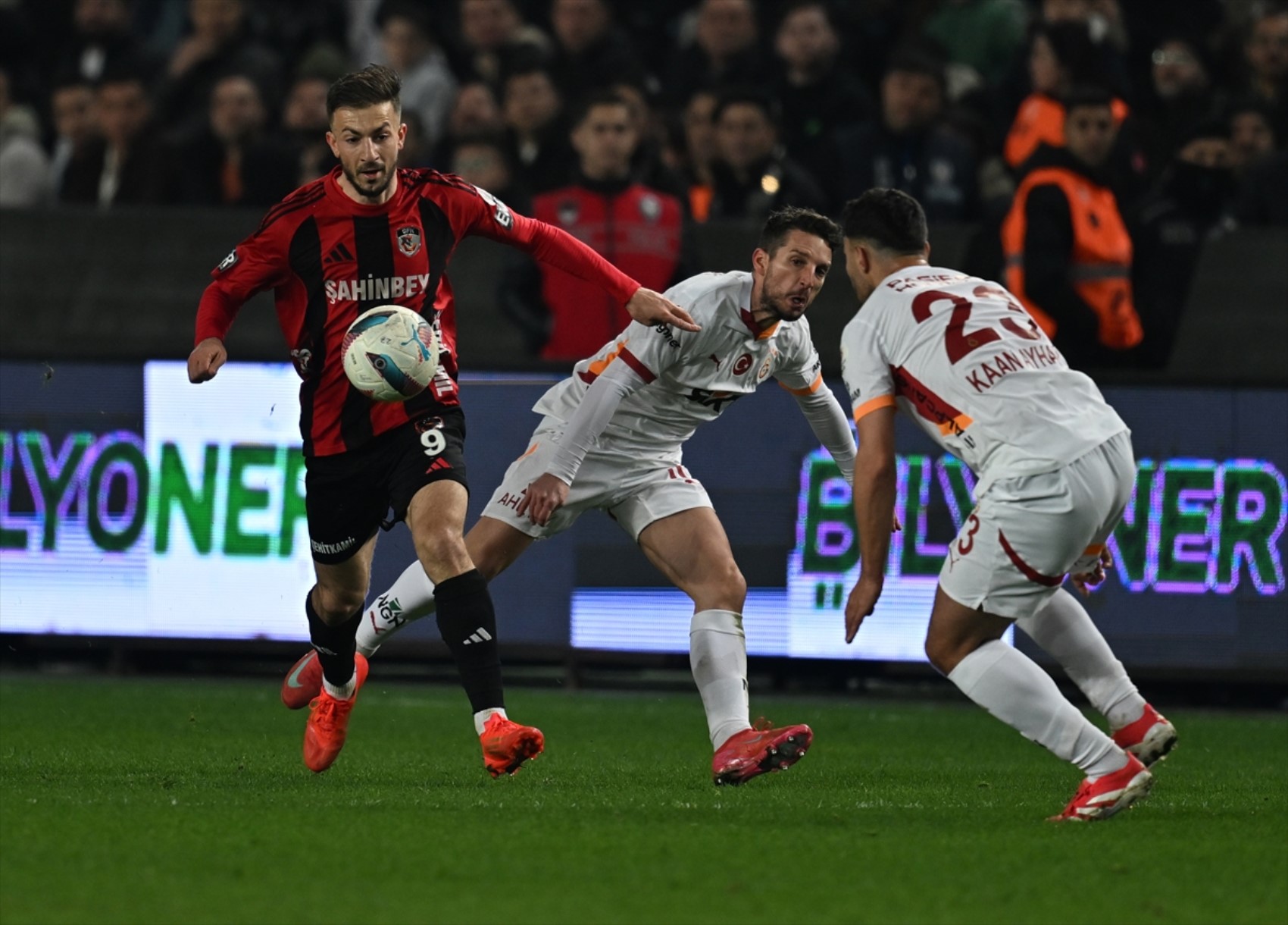 Trio ekibi Gaziantep FK- Galatasaray maçındaki tartışmalı pozisyonları değerlendirdi: 4 kırmızı kart çıkmalıydı