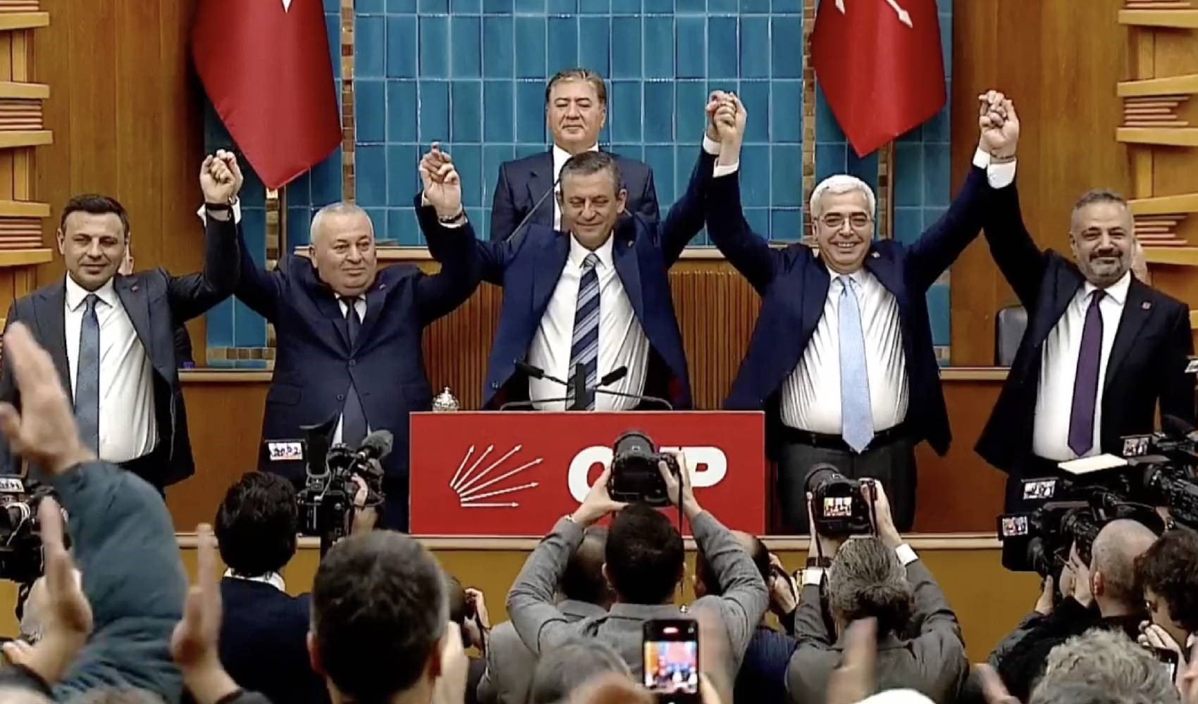 kapak_chp-grup-toplantisi-basladi-cemal-enginyurt-ve-salih-uzuna-rozetleri-takildi-555061.jpg