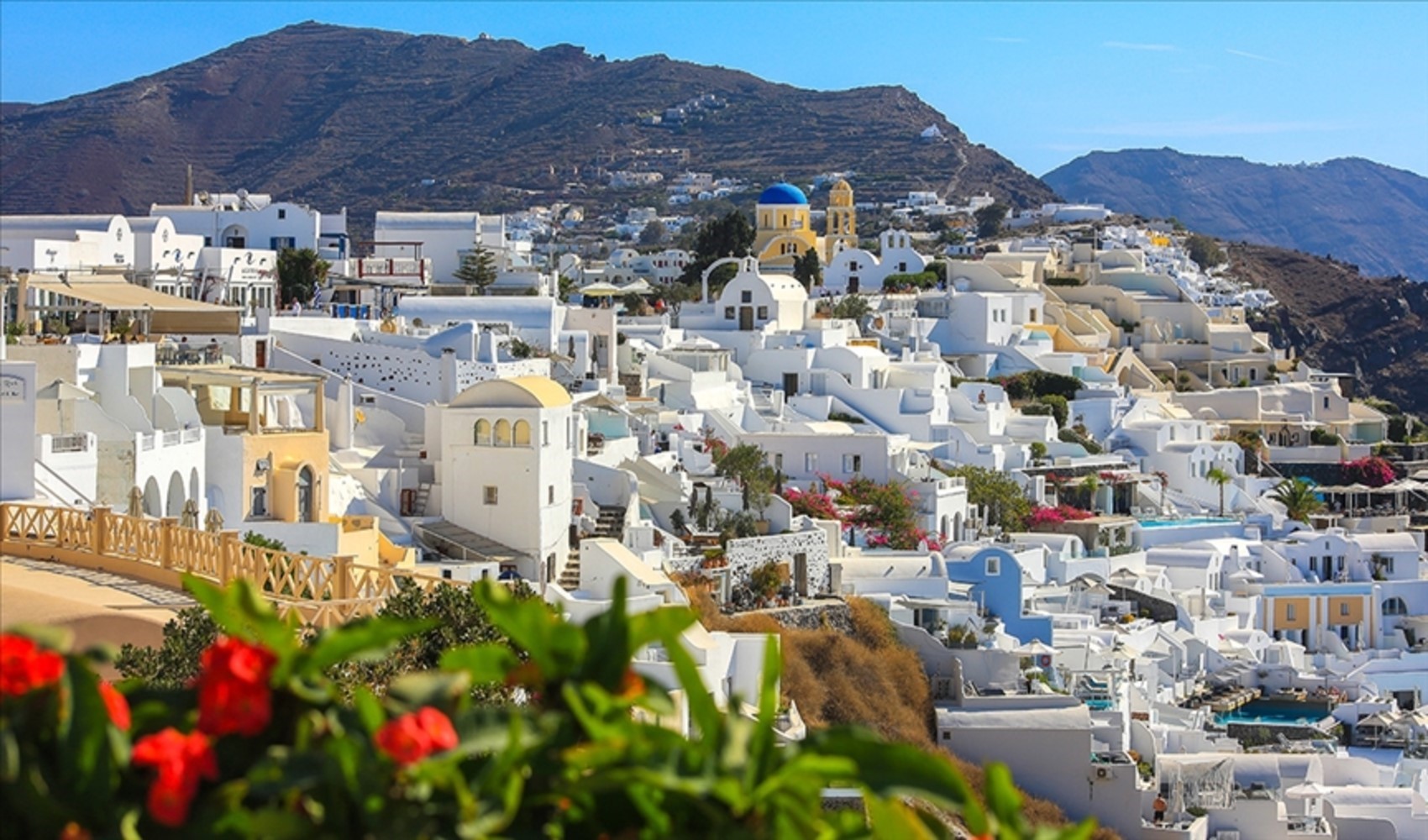 Santorini Adası’nı 9 binden fazla kişi terk etti