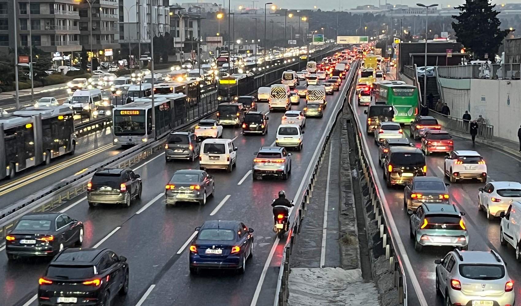 İstanbul'da kar yağışıyla birlikte trafik yoğunluğu yüzde 80'e ulaştı