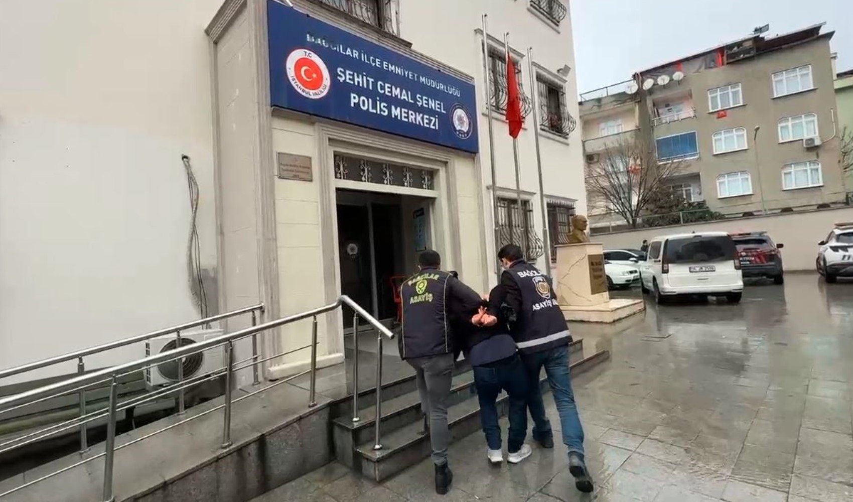 Bağcılar’da polise bıçaklı saldırı