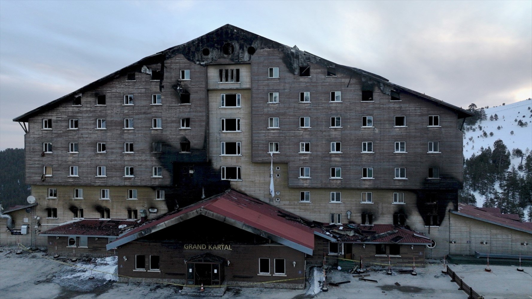 78 kişiye mezar olan Grand Kartal Otel kaçak çıktı! Yasağa rağmen 'Bakan Ersoy'un o şirketi satışları sürdürdü' iddiası