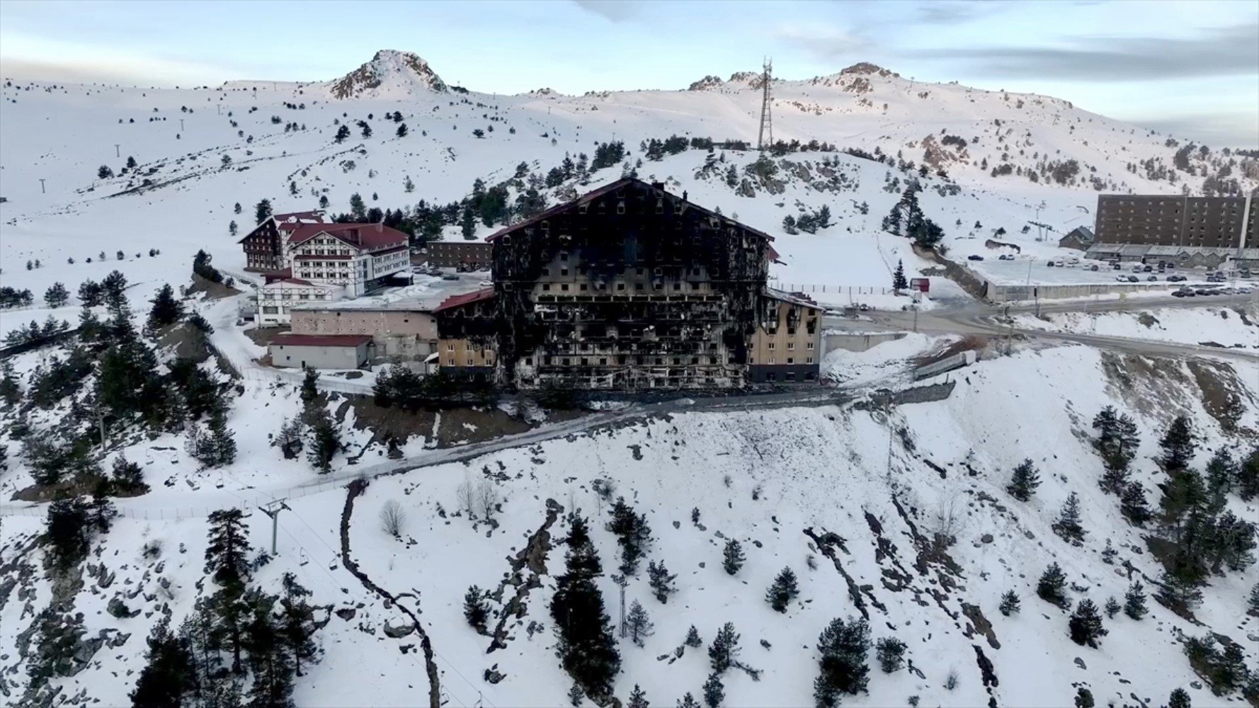 78 kişiye mezar olan Grand Kartal Otel kaçak çıktı! Yasağa rağmen 'Bakan Ersoy'un o şirketi satışları sürdürdü' iddiası