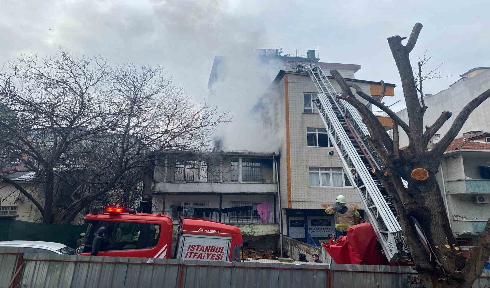 Küçükçekmece'de yangın çıktı, binada mahsur kalanlar kurtarıldı