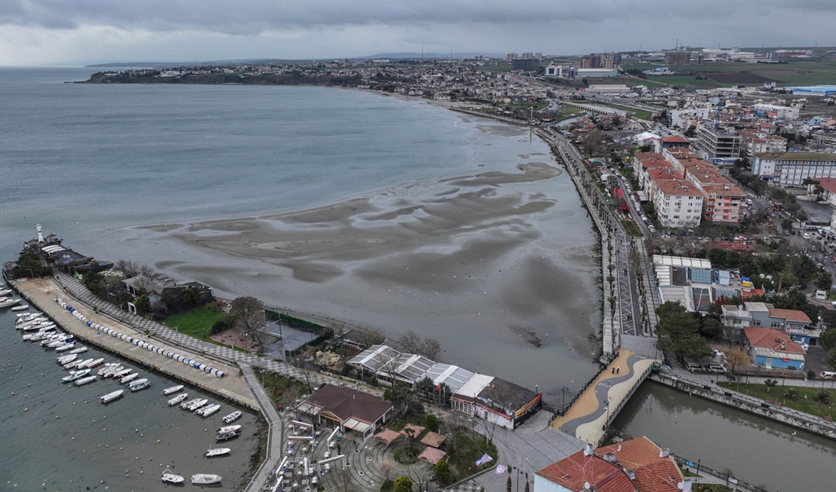 İstanbul'da endişe veren görüntü: Deniz suyu 100 metre çekildi! Uzman isimden açıklama geldi