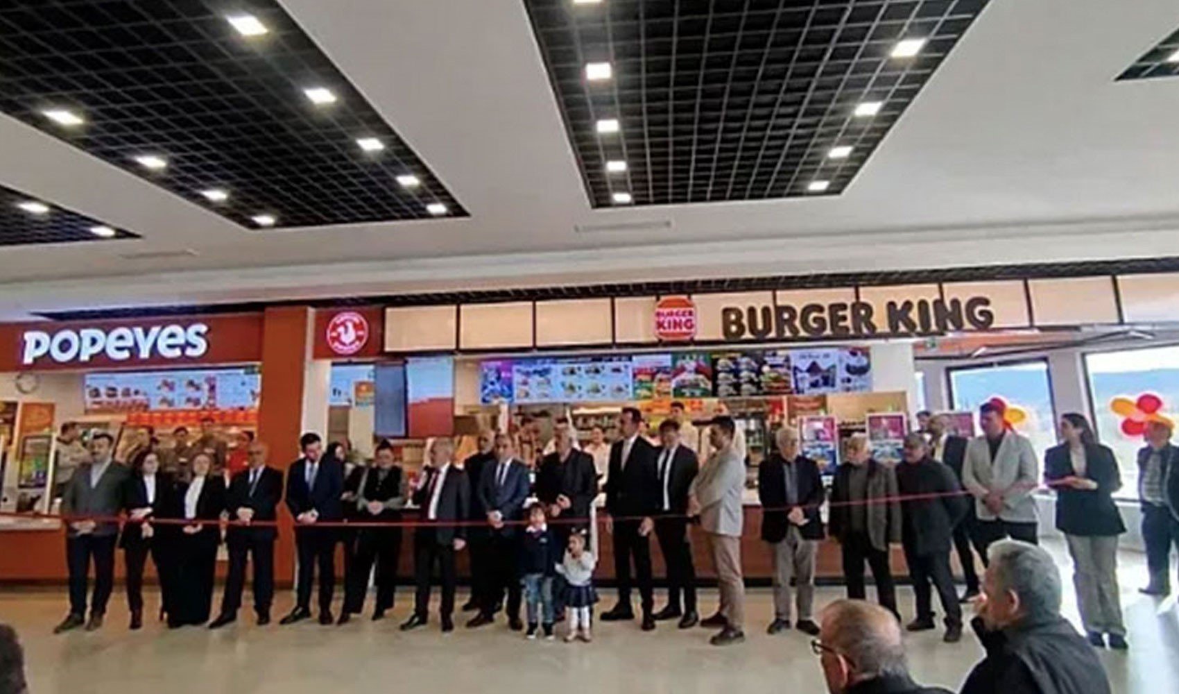 AKP'liler boykot listesindeki Burger King'i dualarla açtılar