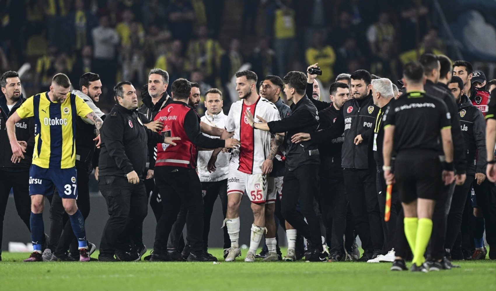 Fenerbahçe ve Samsunspor maçında gerginlik: Oyuncular arasında kavga çıktı