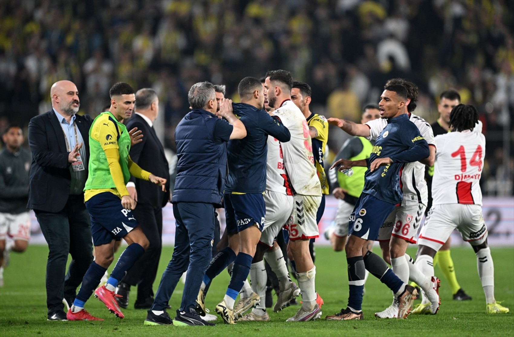 Trio ekibi Fenerbahçe- Samsunspor maçındaki tartışmalı kararları değerlendirdi: Samsunspor'un penaltı beklediği pozisyonda devam kararı doğru mu?