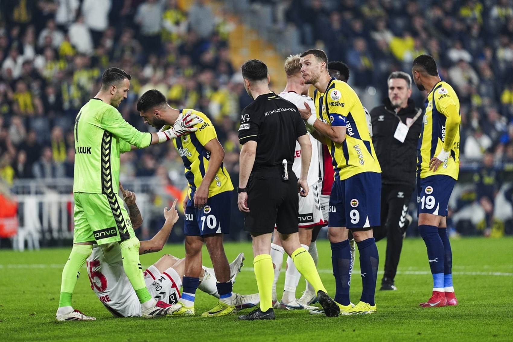 Trio ekibi Fenerbahçe- Samsunspor maçındaki tartışmalı kararları değerlendirdi: Samsunspor'un penaltı beklediği pozisyonda devam kararı doğru mu?