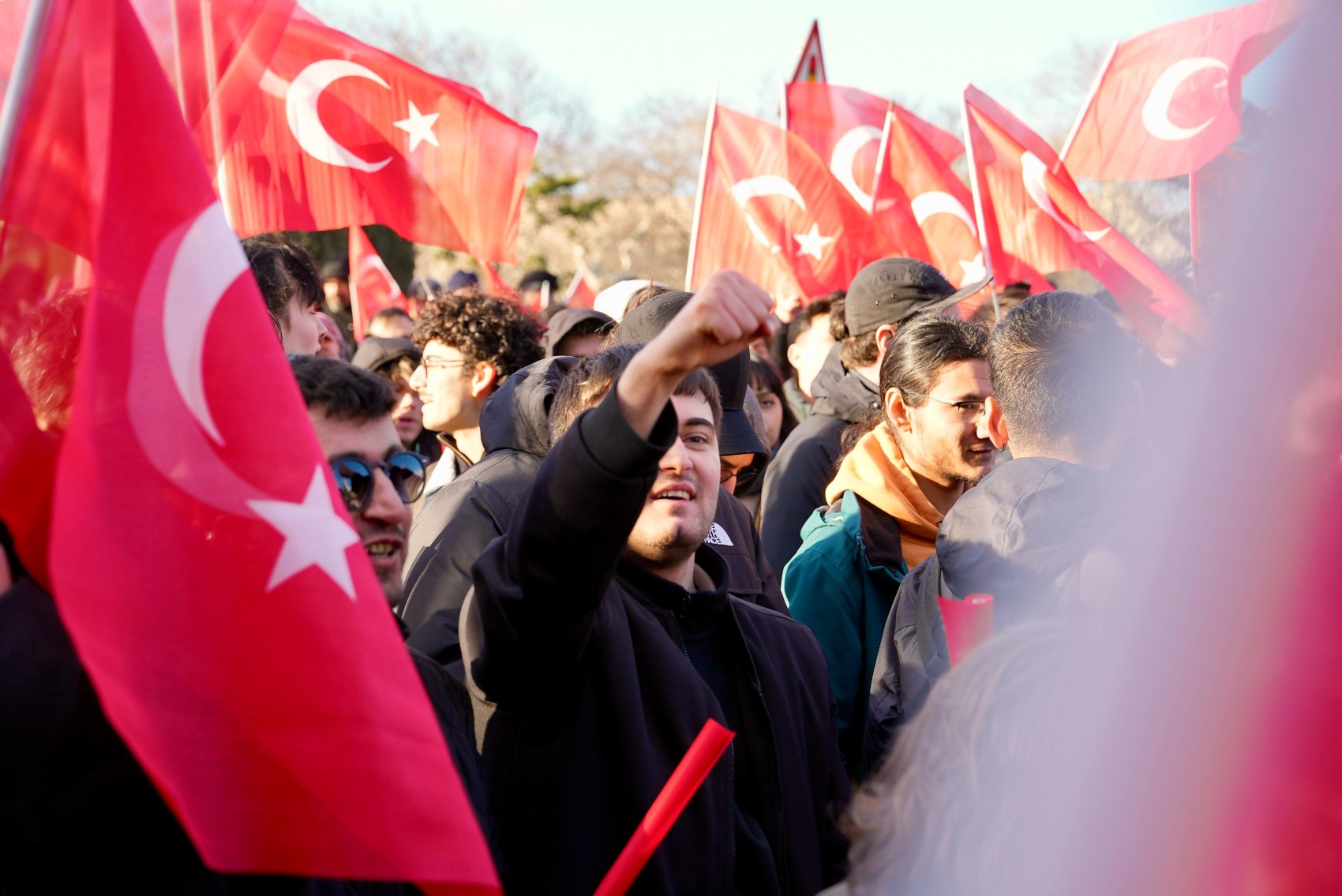 Bayrağını kapan geldi... Saraçhane'den Ekrem İmamoğlu'na destek görüntüleri!