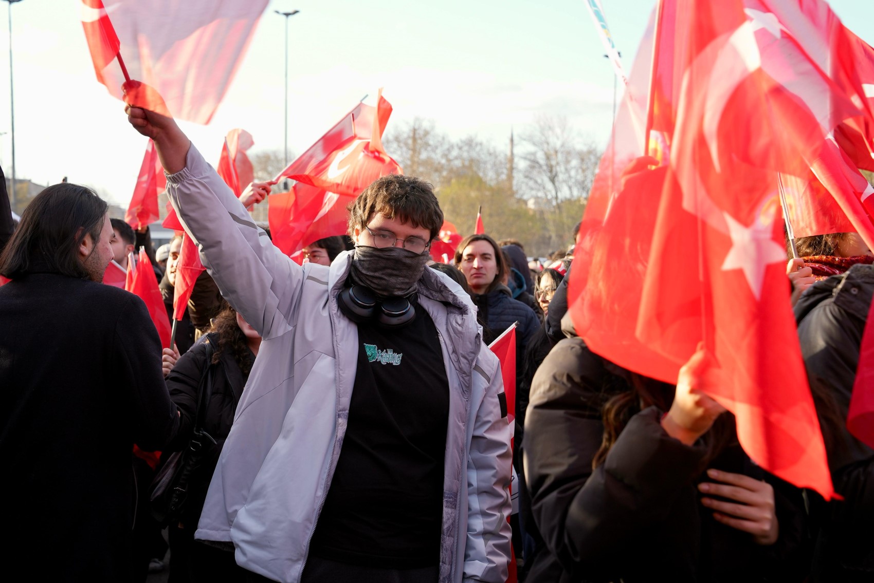 Bayrağını kapan geldi... Saraçhane'den Ekrem İmamoğlu'na destek görüntüleri!