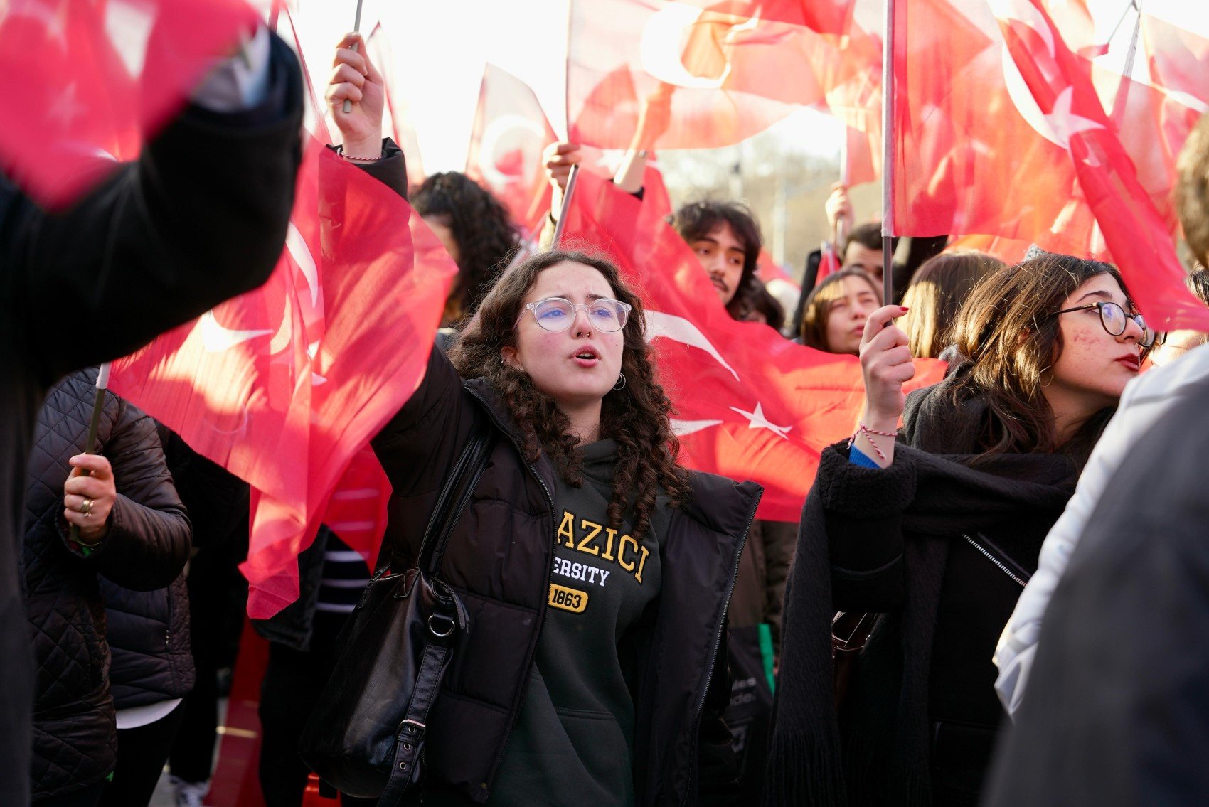 Bayrağını kapan geldi... Saraçhane'den Ekrem İmamoğlu'na destek görüntüleri!