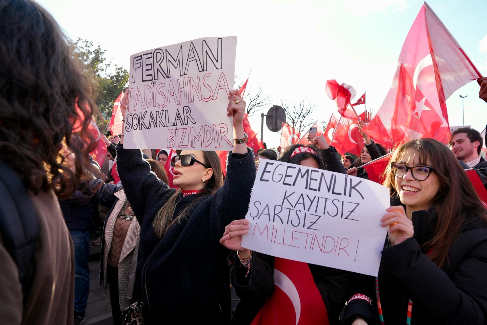 Bayrağını kapan geldi... Saraçhane'den Ekrem İmamoğlu'na destek görüntüleri!