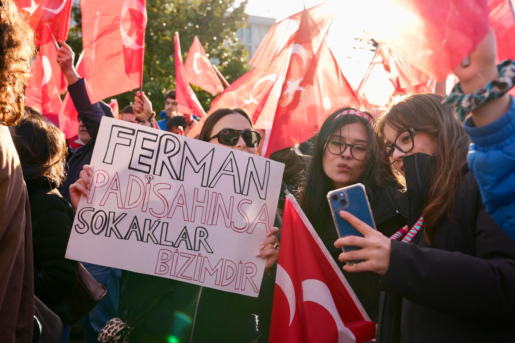 Bayrağını kapan geldi... Saraçhane'den Ekrem İmamoğlu'na destek görüntüleri!