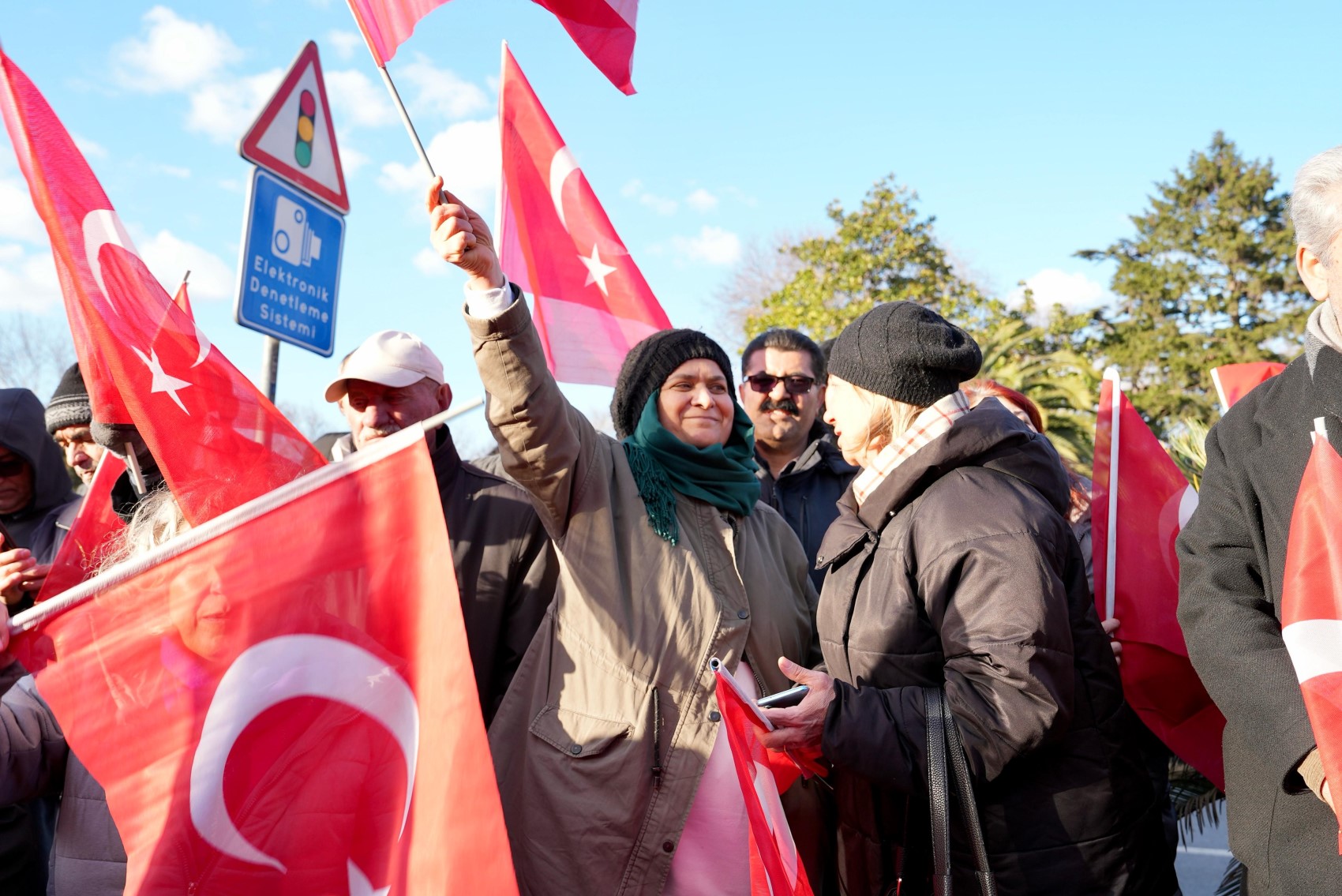 Bayrağını kapan geldi... Saraçhane'den Ekrem İmamoğlu'na destek görüntüleri!