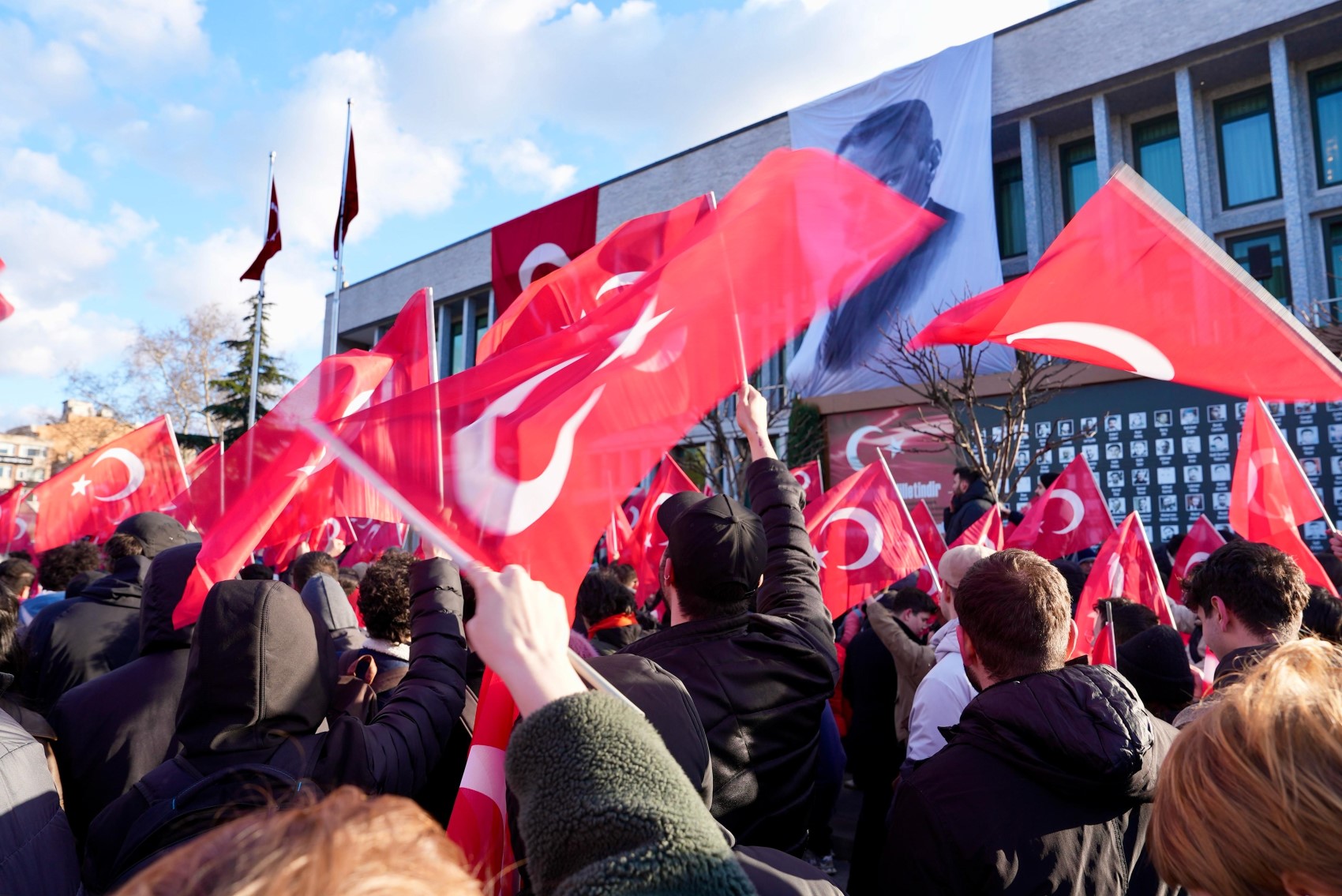 Bayrağını kapan geldi... Saraçhane'den Ekrem İmamoğlu'na destek görüntüleri!