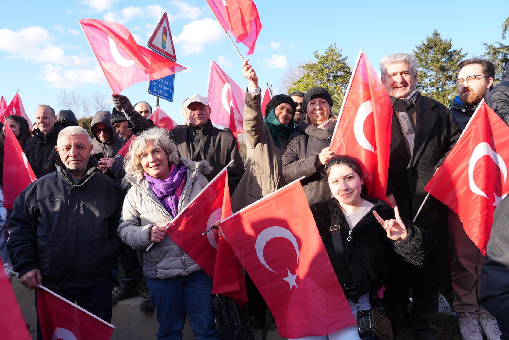 Bayrağını kapan geldi... Saraçhane'den Ekrem İmamoğlu'na destek görüntüleri!