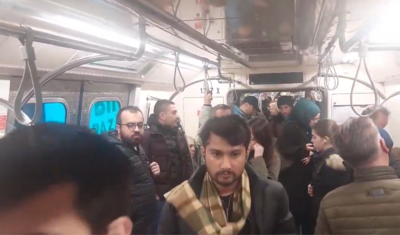 Metrodaki yurttaşlardan İmamoğlu'na gözaltı tepkisi