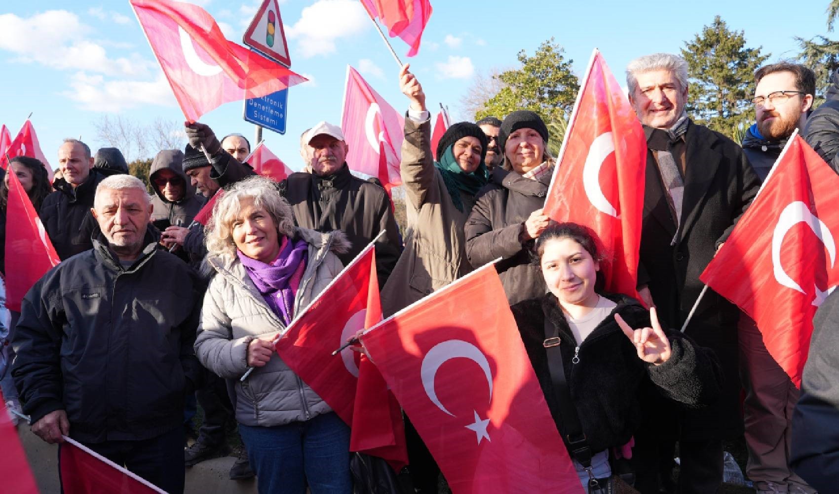 Bayrağını kapan geldi... Saraçhane'den Ekrem İmamoğlu'na destek görüntüleri!