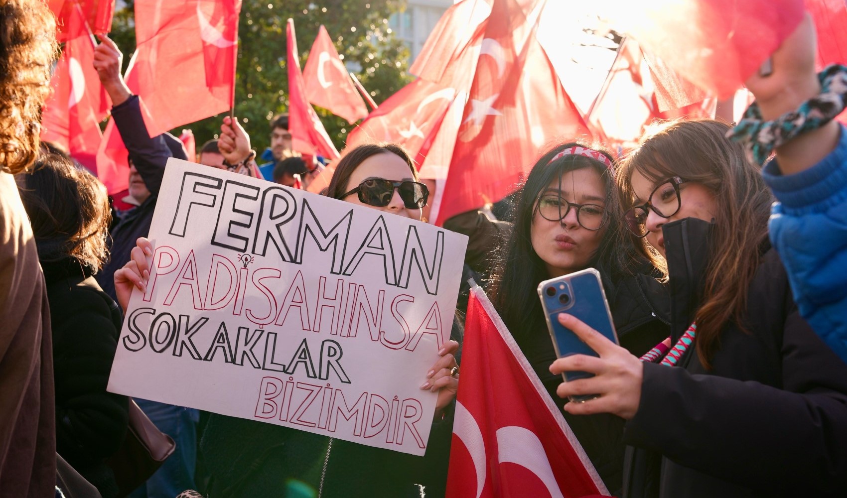 Monitorati i post relativi al processo di fermo di İmamoğlu