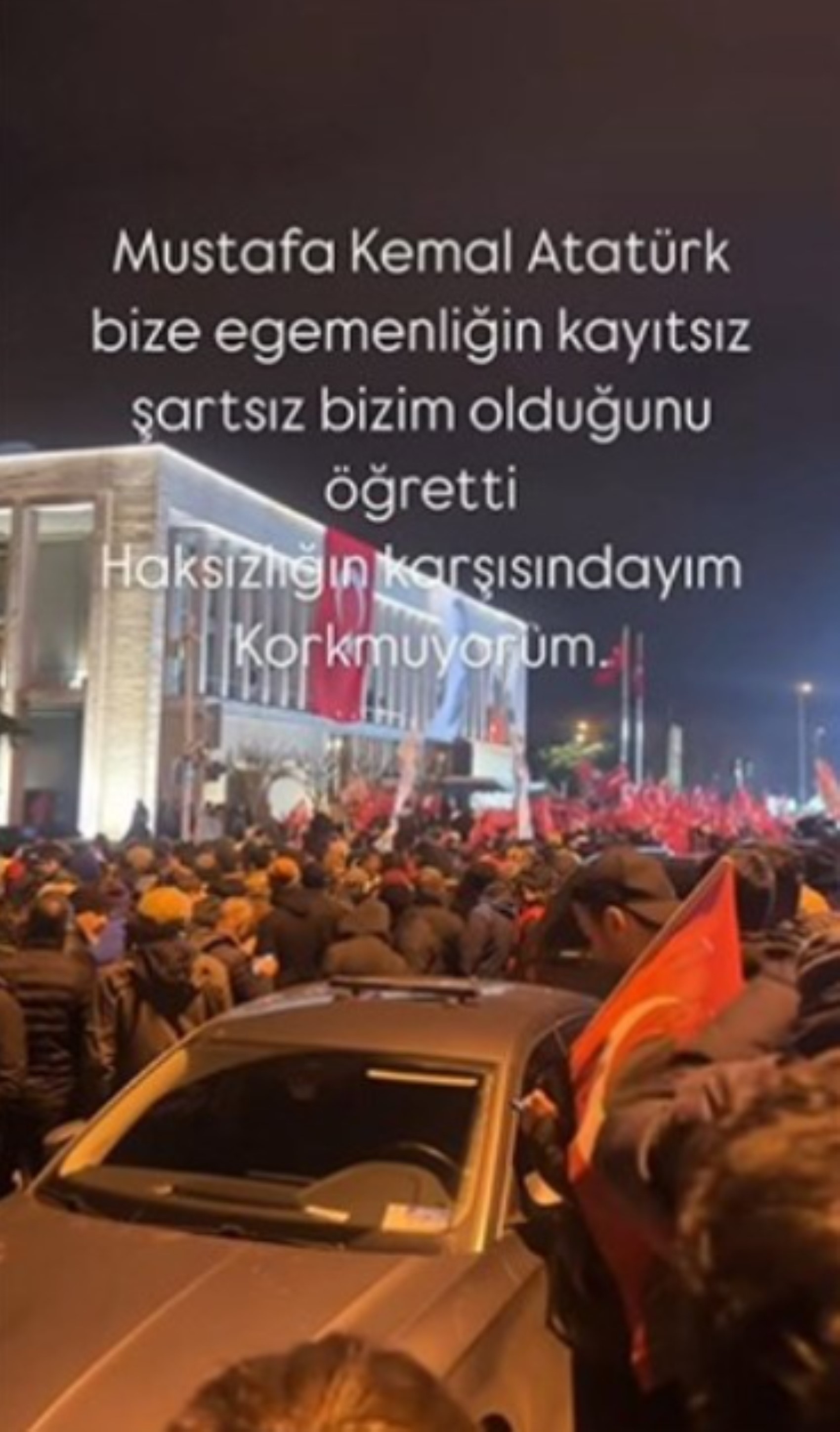İmamoğlu'nun gözaltına alınmasına ünlülerden tepki sürüyor! Didem Soydan Saraçhane önünden paylaştı
