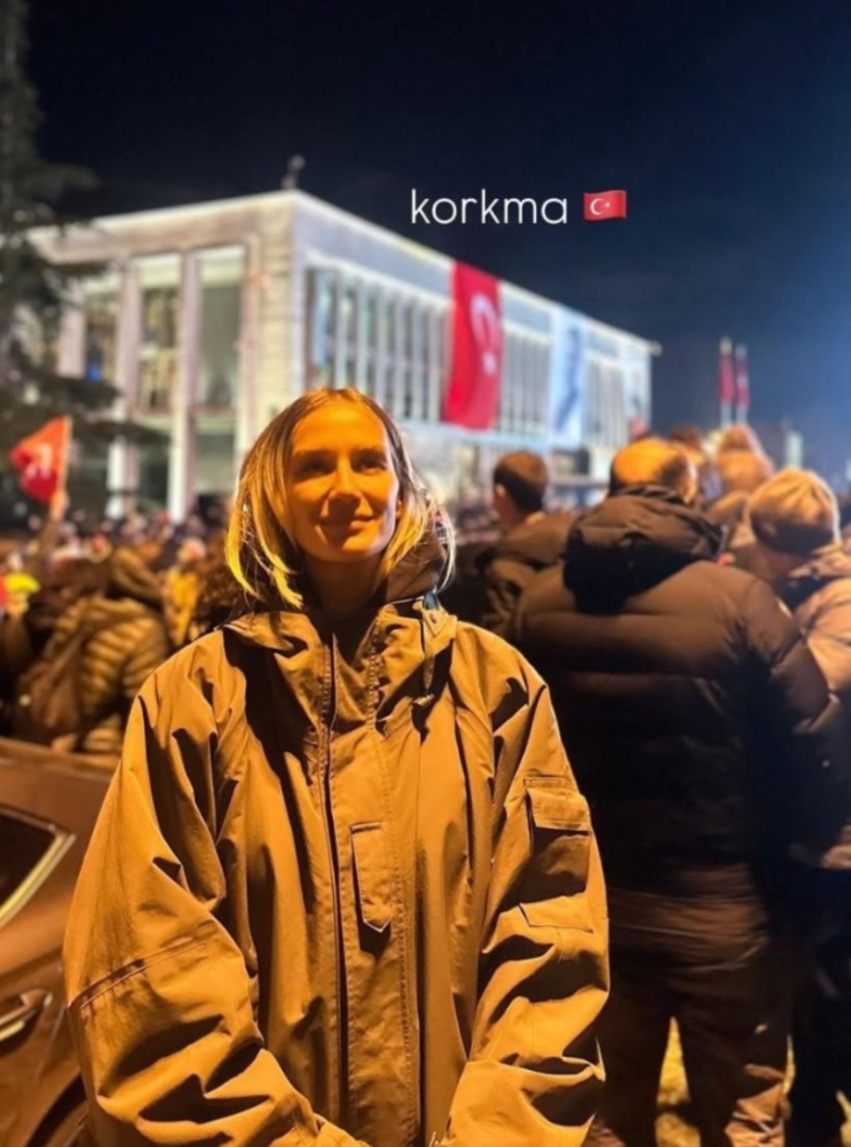 İmamoğlu'nun gözaltına alınmasına ünlülerden tepki sürüyor! Didem Soydan Saraçhane önünden paylaştı