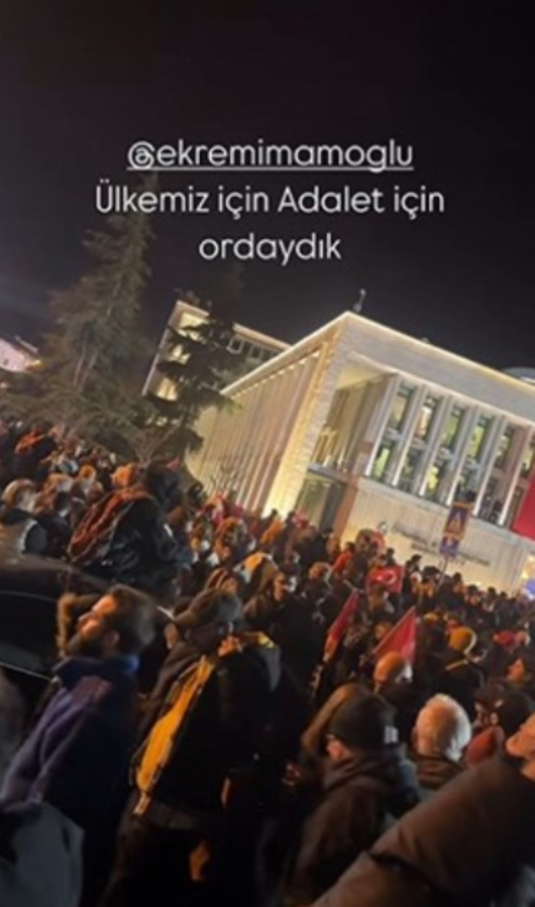 İmamoğlu'nun gözaltına alınmasına ünlülerden tepki sürüyor! Didem Soydan Saraçhane önünden paylaştı